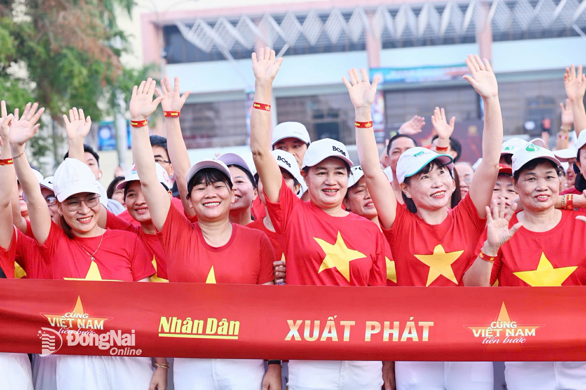 Người dân hào hứng tham gia chương trình đi bộ Cùng Việt Nam tiến bước. Ảnh: Công Nghĩa