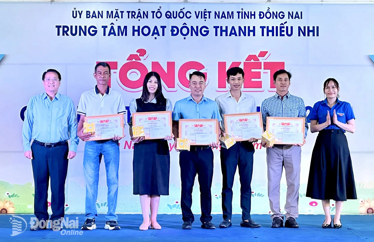 Đại diện Tỉnh Đoàn Đồng Nai khen thưởng giáo thưởng viên xuất sắc trong công tác giảng dạy hè 2025. Ảnh: Hồng Phương
