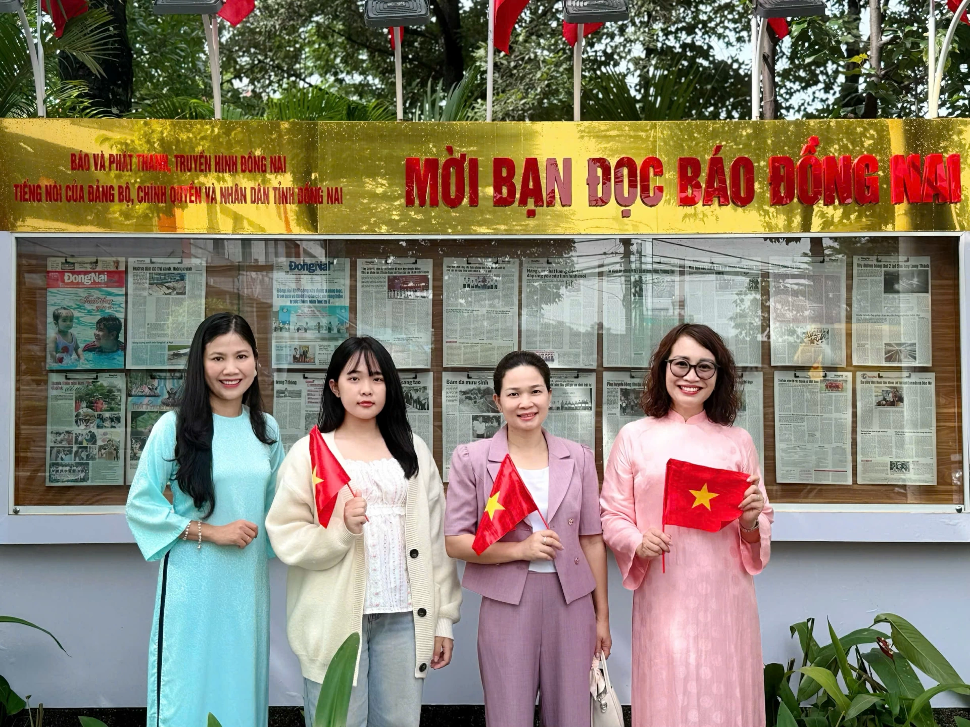 Tỉnh ủy viên, Tổng Biên tập Báo và Phát thanh, Truyền hình Đồng Nai Nguyễn Thị Minh Nhâm chụp hình cùng độc giả nhân dịp ra mắt không gian đọc báo. Ảnh: Thùy Ngân
