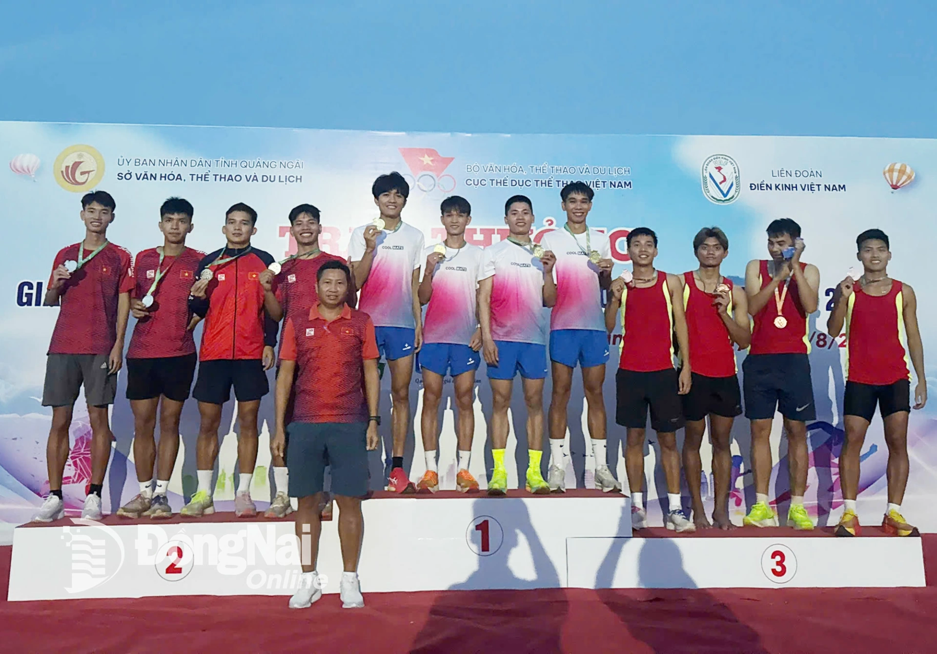 Đội tiếp sức 4x800m nam Đồng Nai trên bục nhận huy chương vàng. Ảnh: ĐVCC