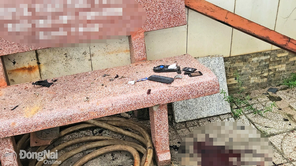 Chiếc điện thoại của nạn nhân vỡ nát sau vụ nổ. Ảnh: CTV