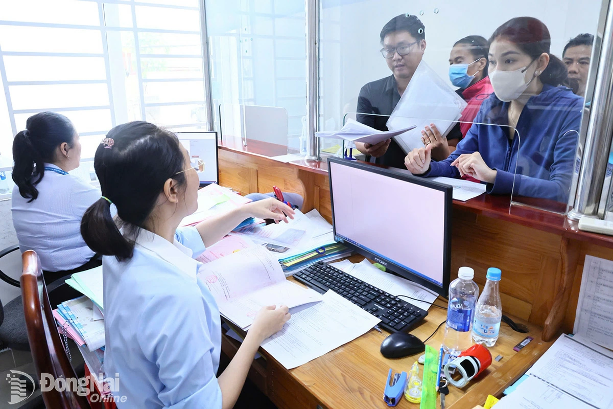 Cán bộ Trung tâm Phục vụ hành chính công phường Trảng Dài tiếp nhận hồ sơ đất đai của người dân. Ảnh: Công Nghĩa