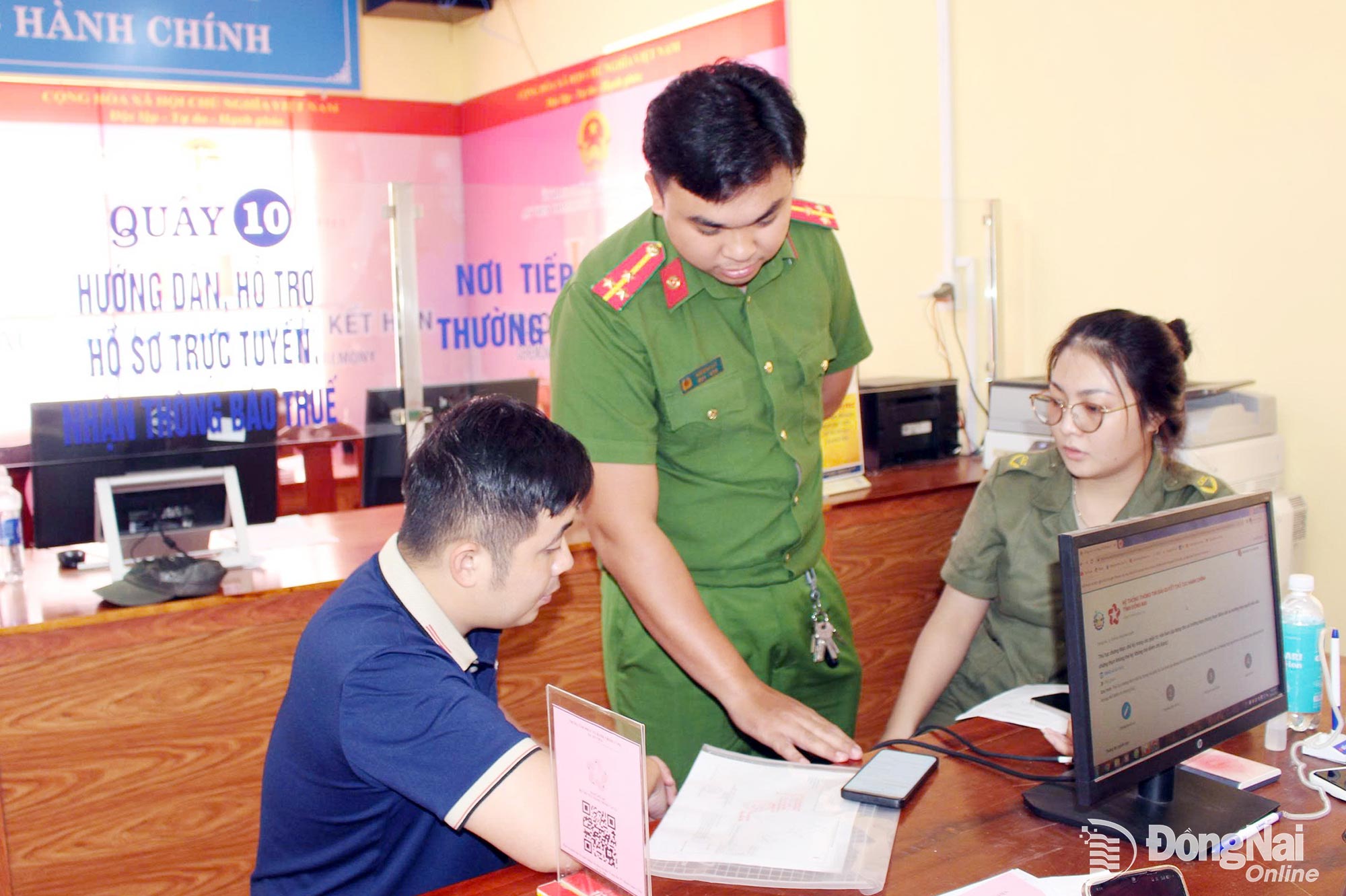 Người dân được hướng dẫn tận tình khi đến giải quyết thủ tục hành chính tại Trung tâm Phục vụ hành chính công xã An Viễn. Ảnh: H.Thảo