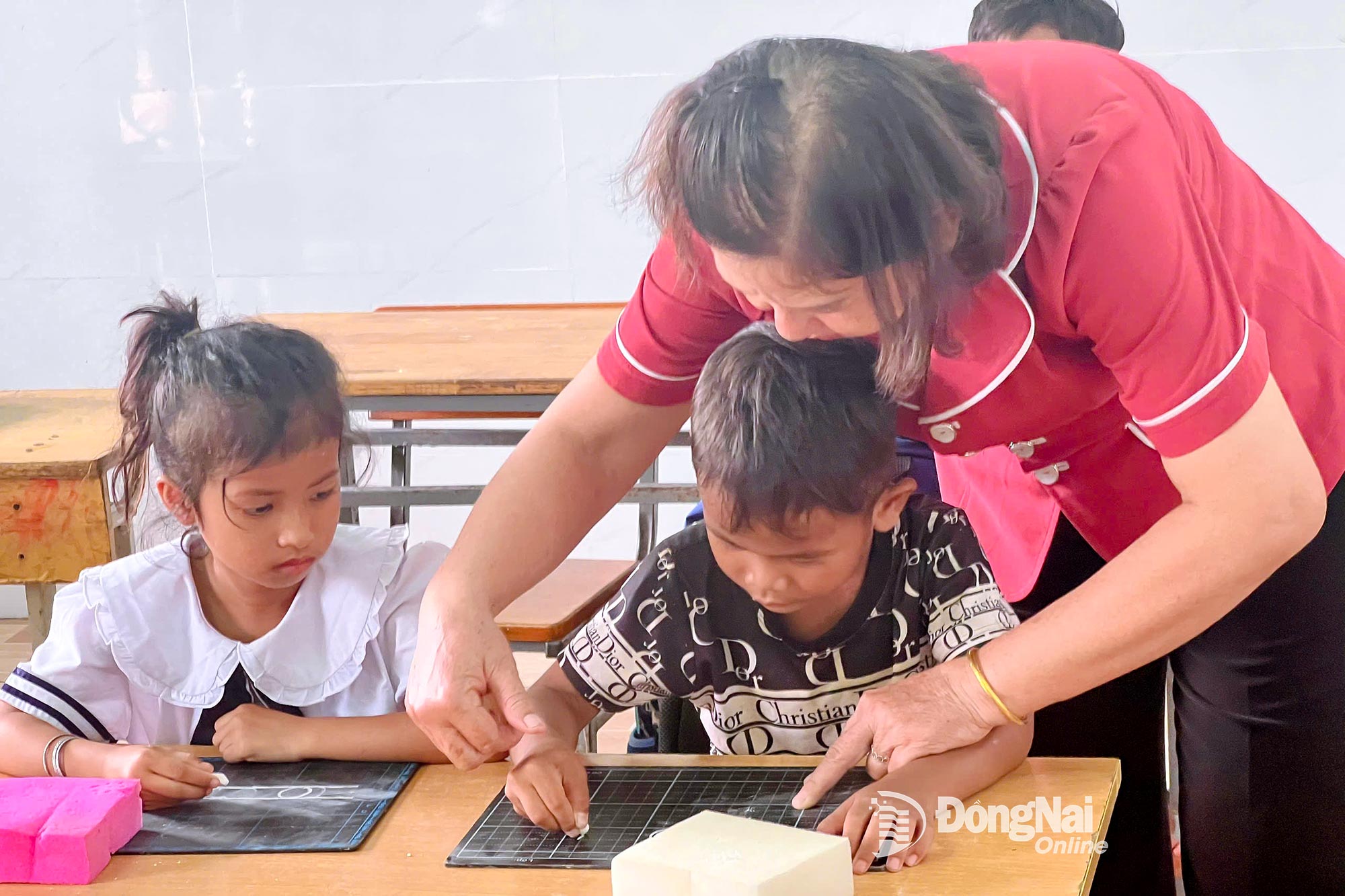 At Bu Linh satellite site of Loc Phu Primary and Secondary School (Loc Quang commune), teacher Truong My Hanh teaches students how to get familiar with small boards and chalk. Photo: Thanh Thao

