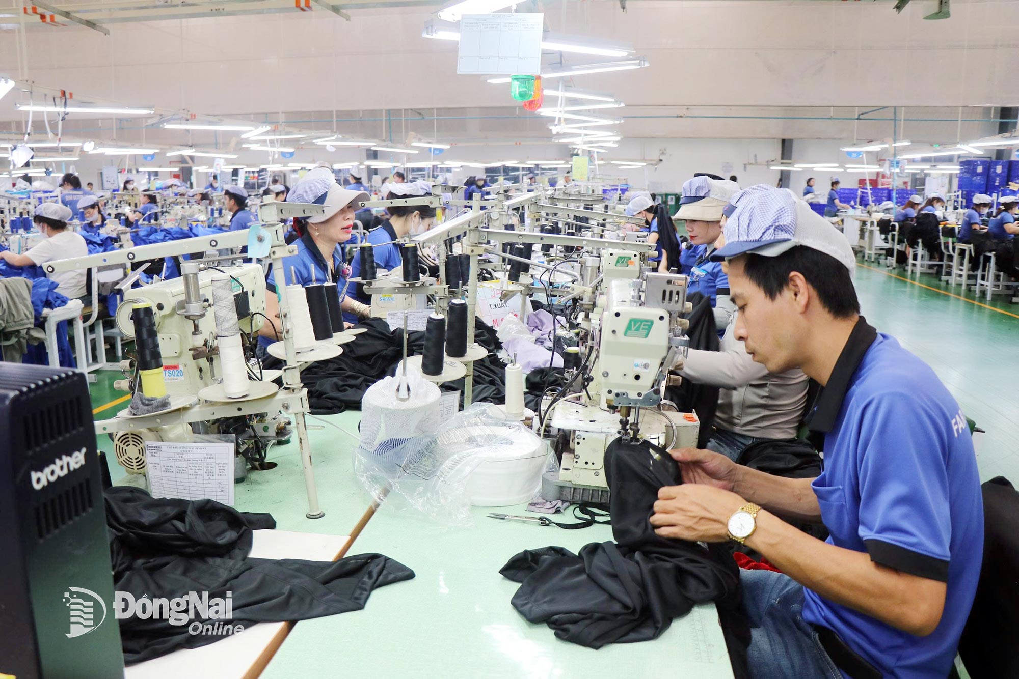 Công nhân Khu công nghiệp Bắc Đồng Phú, xã Đồng Phú, sản xuất các mặt hàng xuất khẩu. Ảnh: Cẩm Liên