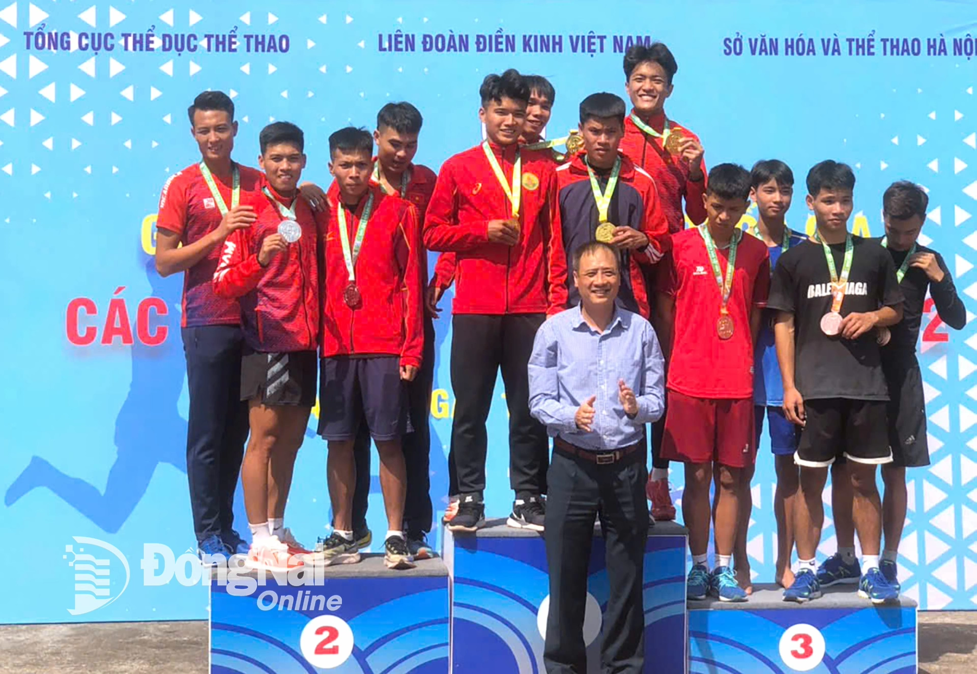 Đội tiếp sức nam Đồng Nai trên bục nhận huy chương vàng quốc gia đầu tiên tại Giải Điền kinh quốc gia các nội dung tiếp sức 2022. Ảnh: ĐVCC