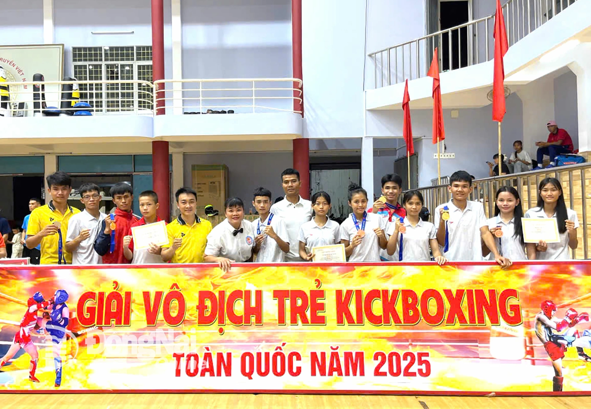 Đoàn vận động viên kickboxing trẻ Đồng Nai chụp hình lưu niệm tại giải. Ảnh: ĐVCC