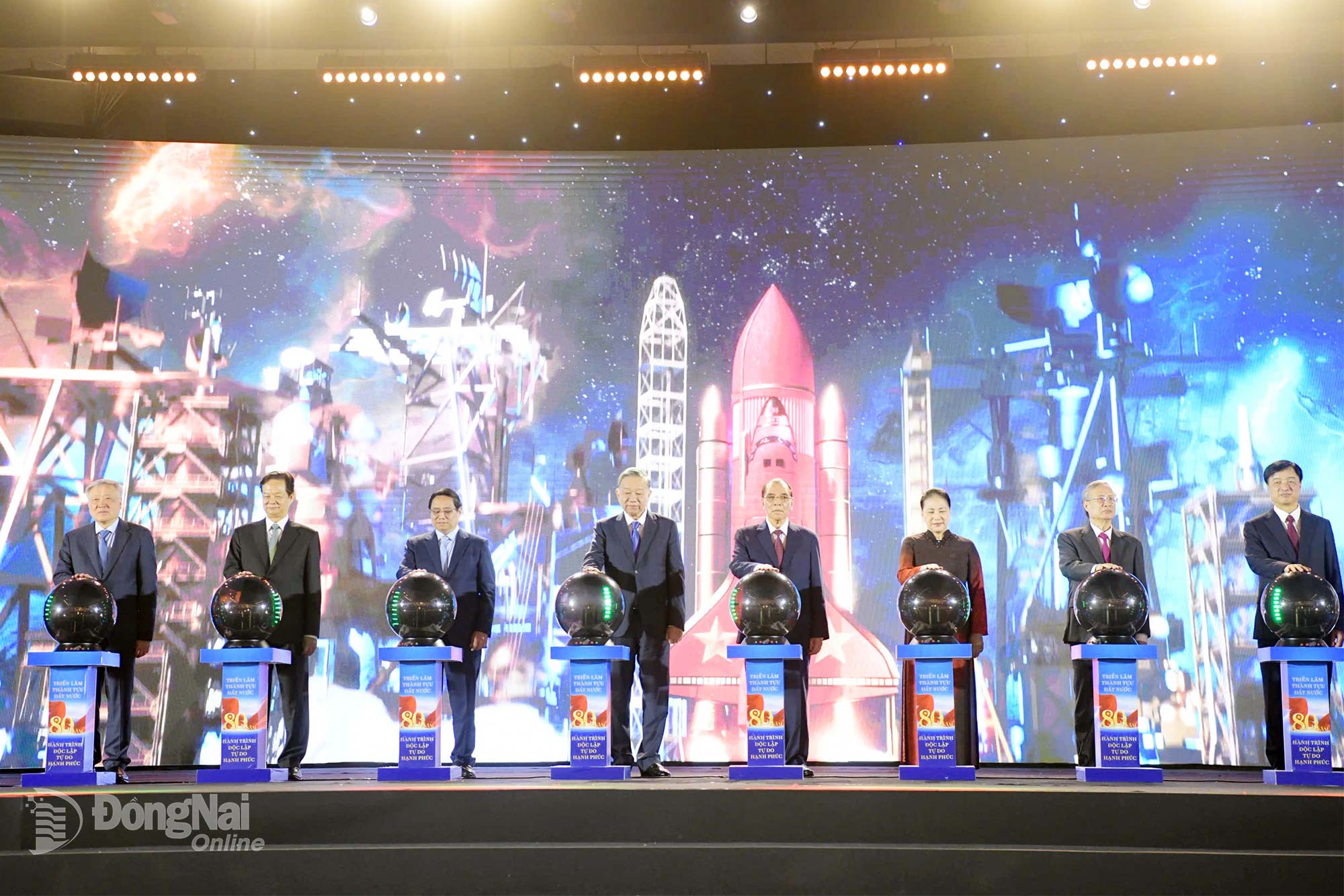 Các đồng chí lãnh đạo Đảng, Nhà nước thực hiện nghi thức khai mạc triển lãm. Ảnh: Duy Linh