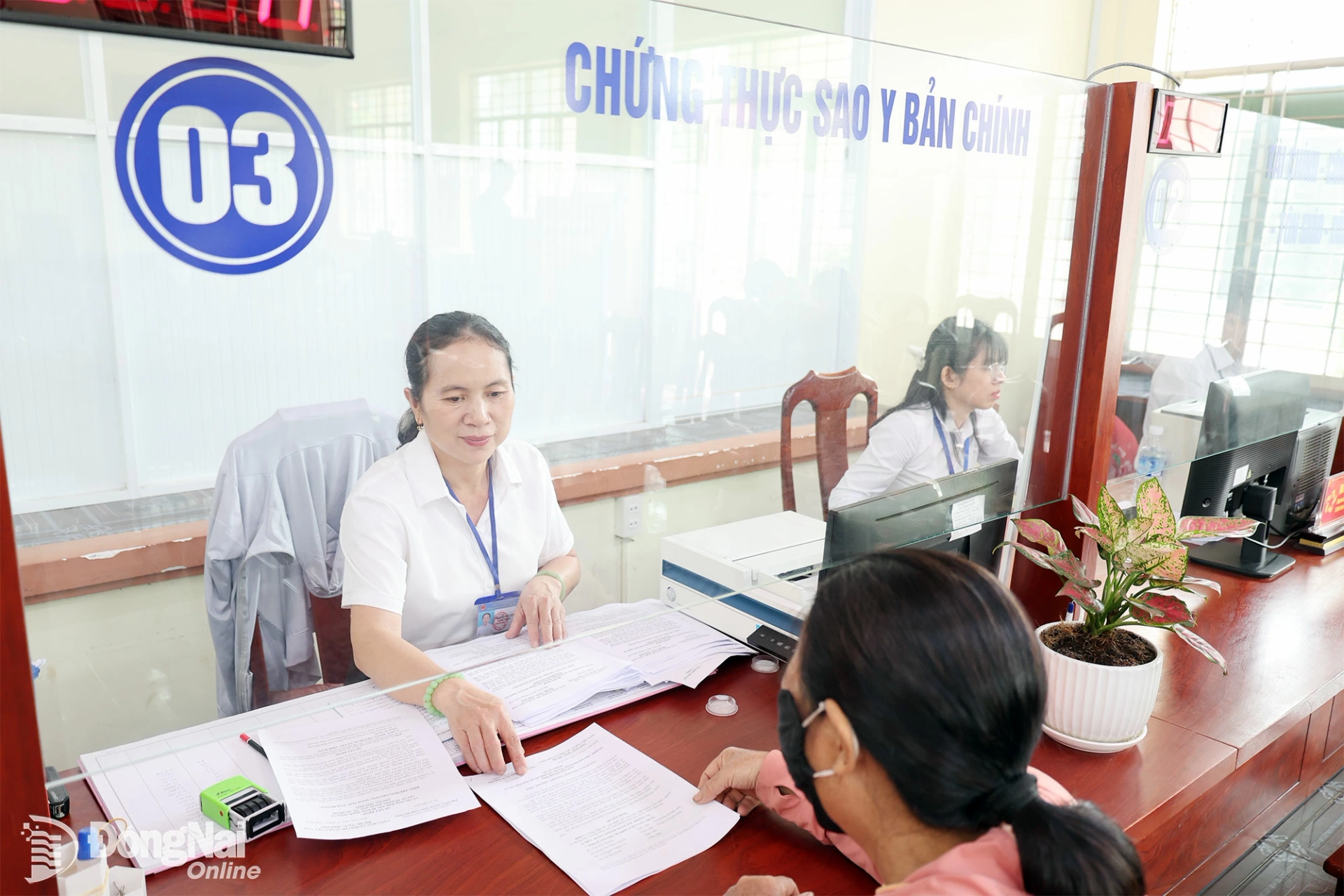 Officials at the Bao Vinh Ward Public Administration Service Center process administrative documents and procedures for residents. Photo: Ho Thao