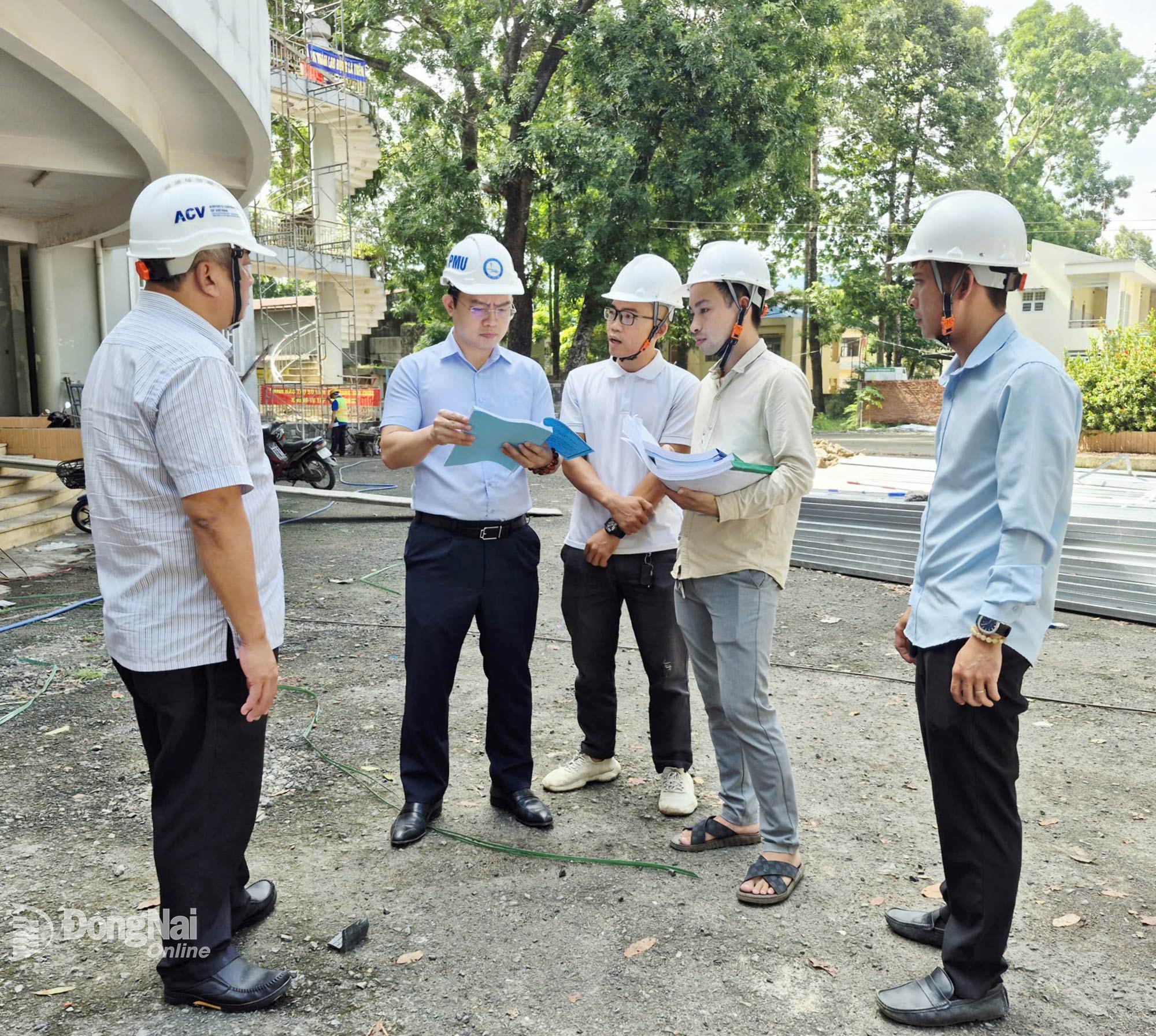 Lãnh đạo UBND phường Long Thành kiểm tra tiến độ thi công các dự án đầu tư công trên địa bàn.