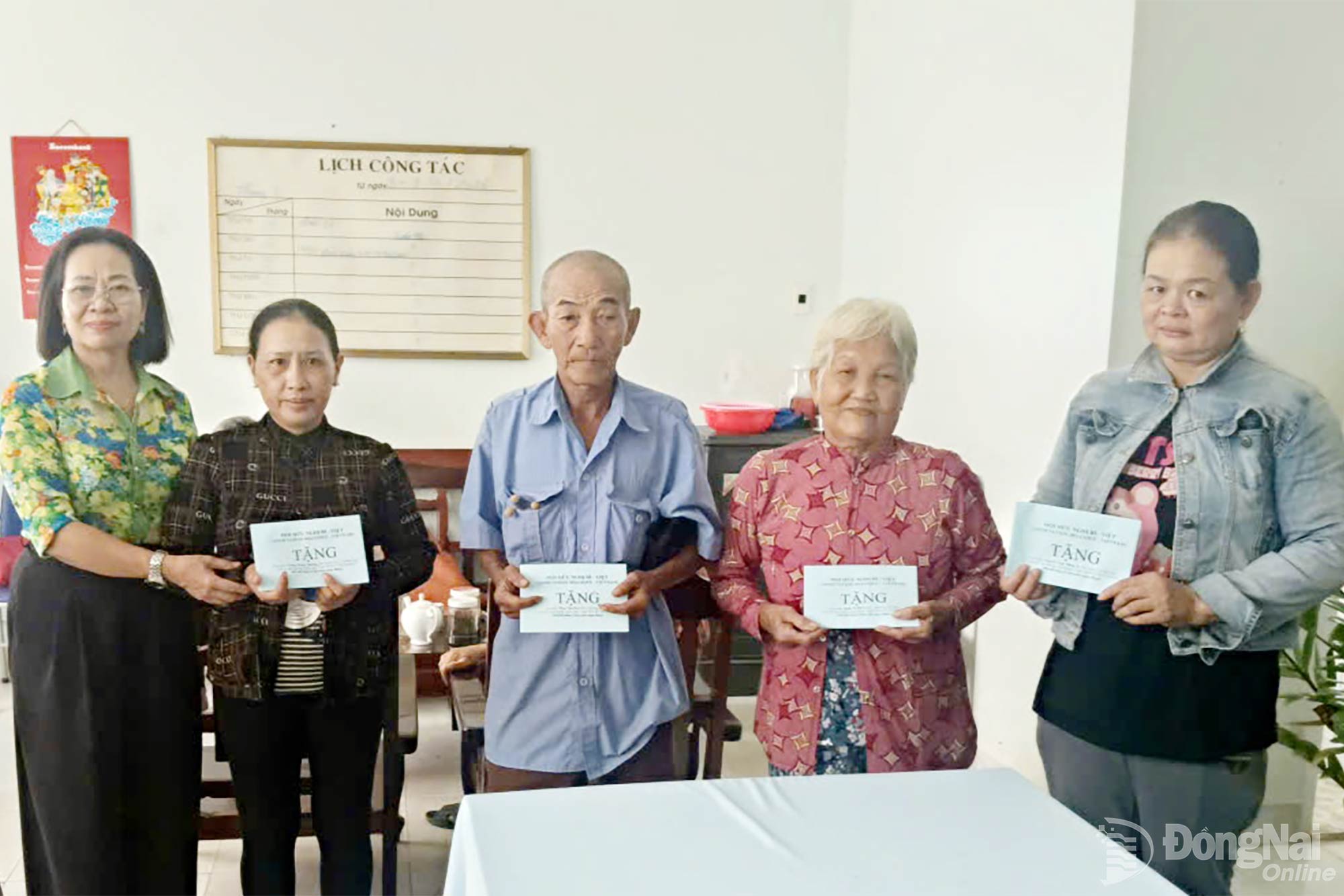 Phó Chủ tịch Hội Nạn nhân chất độc da cam/dioxin thành phố Đồng Nai Nguyễn Thị Thuận trao trợ cấp hằng tháng cho nạn nhân chất độc da cam ở xã Phú Lâm. Ảnh: Kim Nguyên