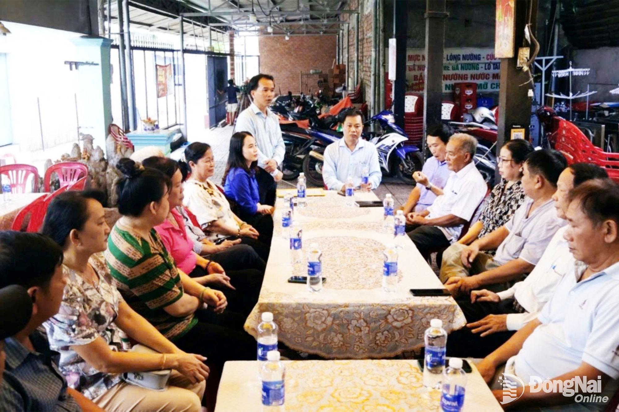 Cán bộ phường Nhơn Trạch trao đổi, thực hiện các mô hình hỗ trợ người dân có hoàn cảnh khó khăn trên địa bàn. Ảnh: ĐPCC