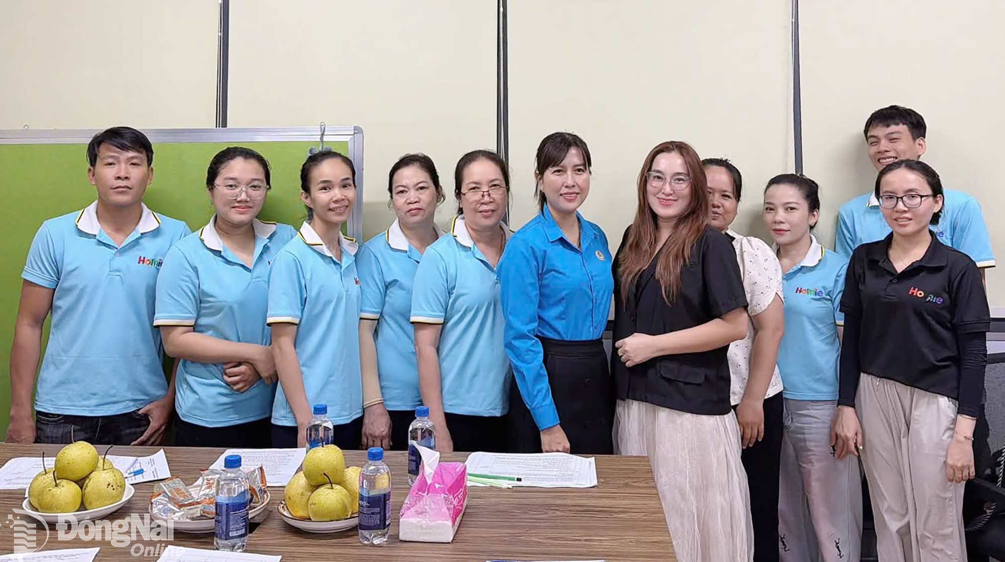 Đại diện Công đoàn phường Biên Hòa chúc mừng Công đoàn cơ sở Công ty TNHH SDL Home Phát vừa được thành lập. Ảnh: CĐCC