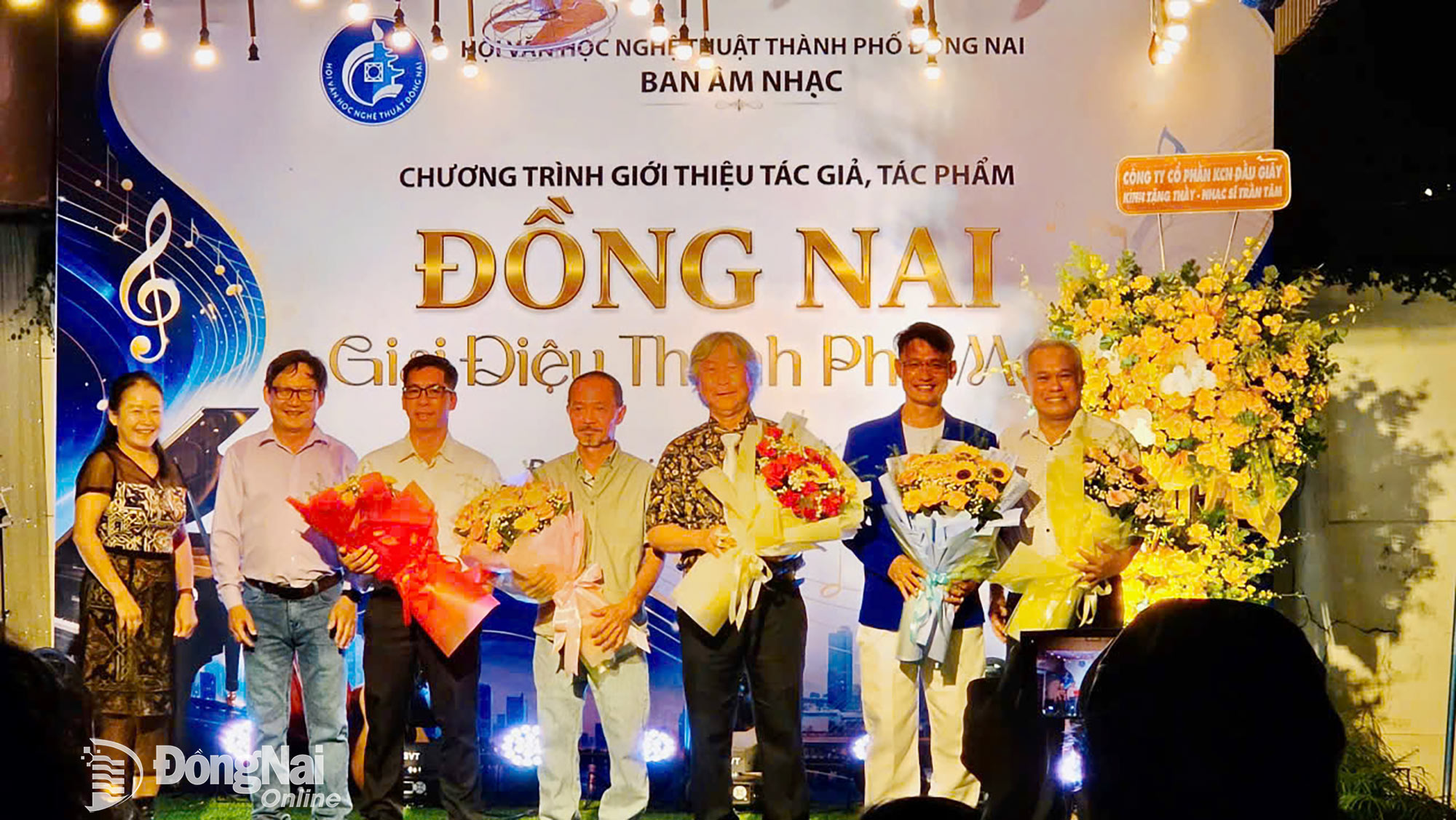 Ban tổ chức trao hoa cho nghệ sĩ, nhạc sĩ tham gia. Ảnh: Hoàng Long