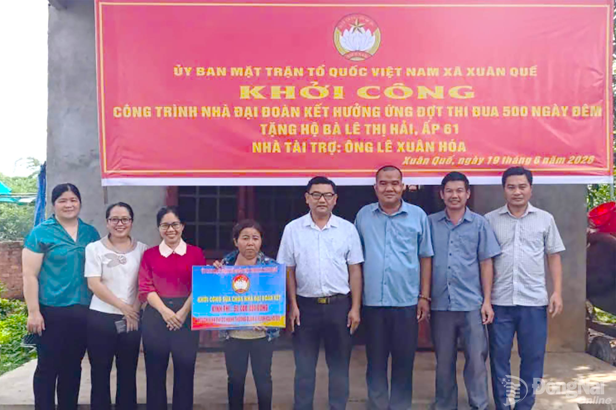 Ông Lê Xuân Hóa (thứ 3, từ phải sang) dự lễ khởi công xây dựng nhà Đại đoàn kết tặng một hộ dân ở xã Xuân Quế.