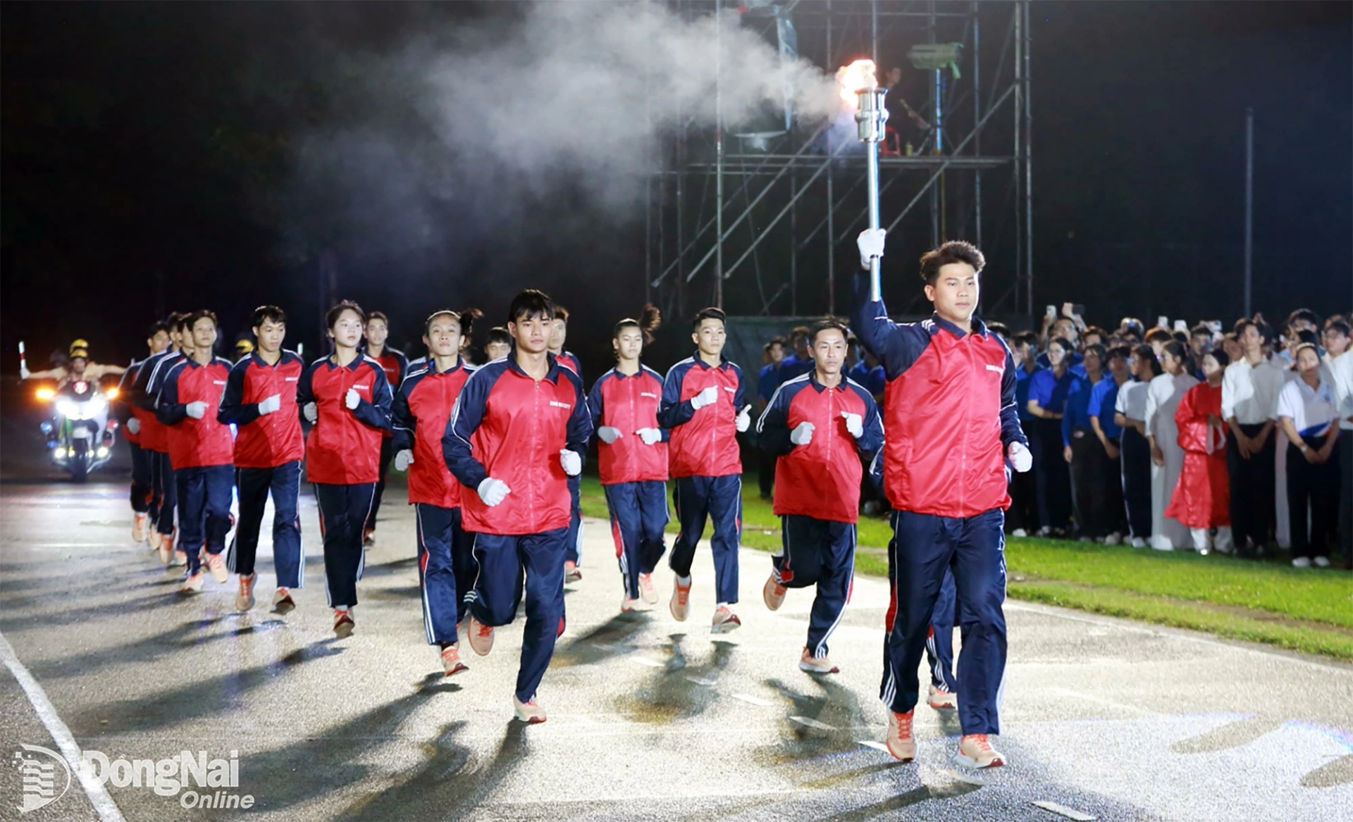The torch relay delegation enters the stadium and approaches the grandstand. Photo: Huy Anh

