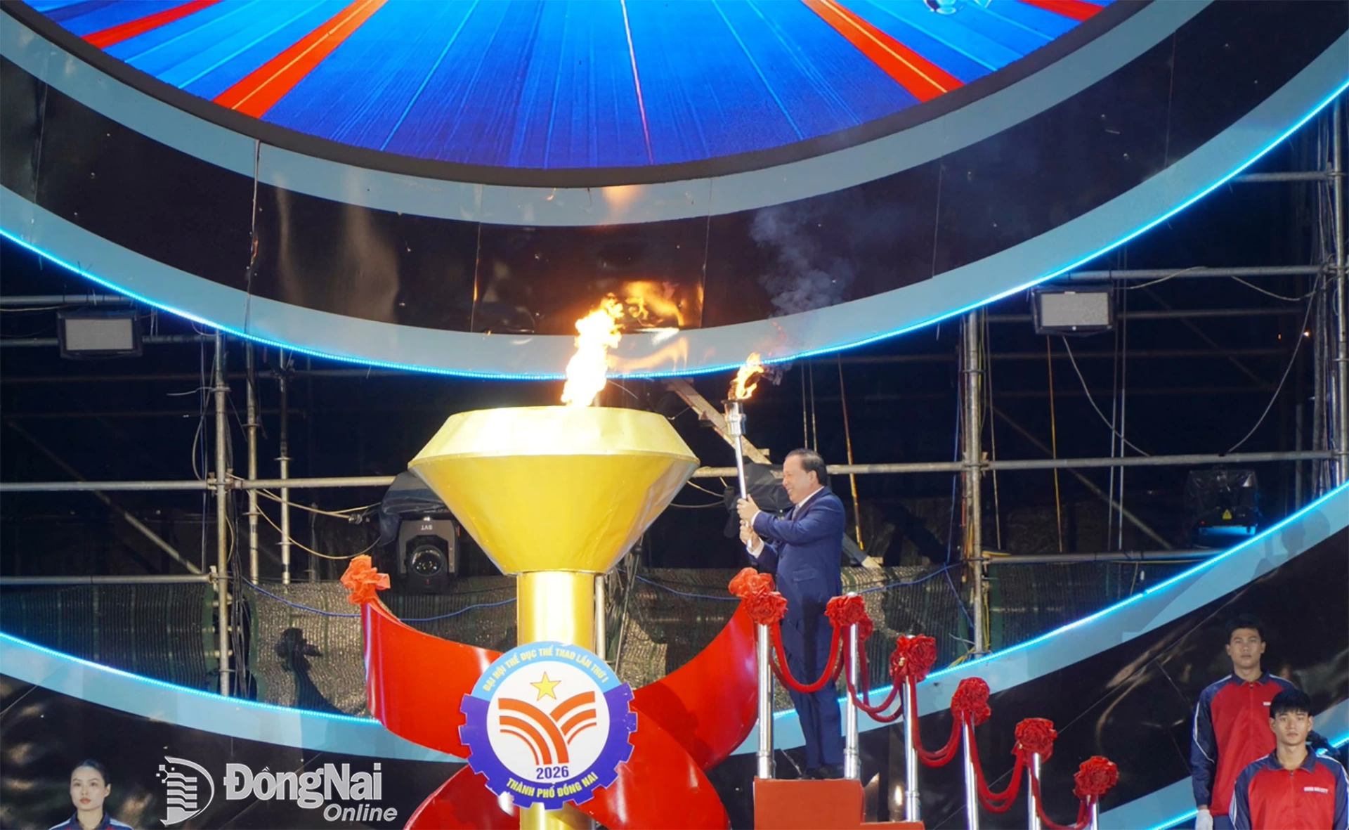 Deputy Secretary of the Dong Nai CPC and Chairman of the City Peoples Committee Nguyen Van Ut lights the festival flame. Photo: Thanh Nhan

