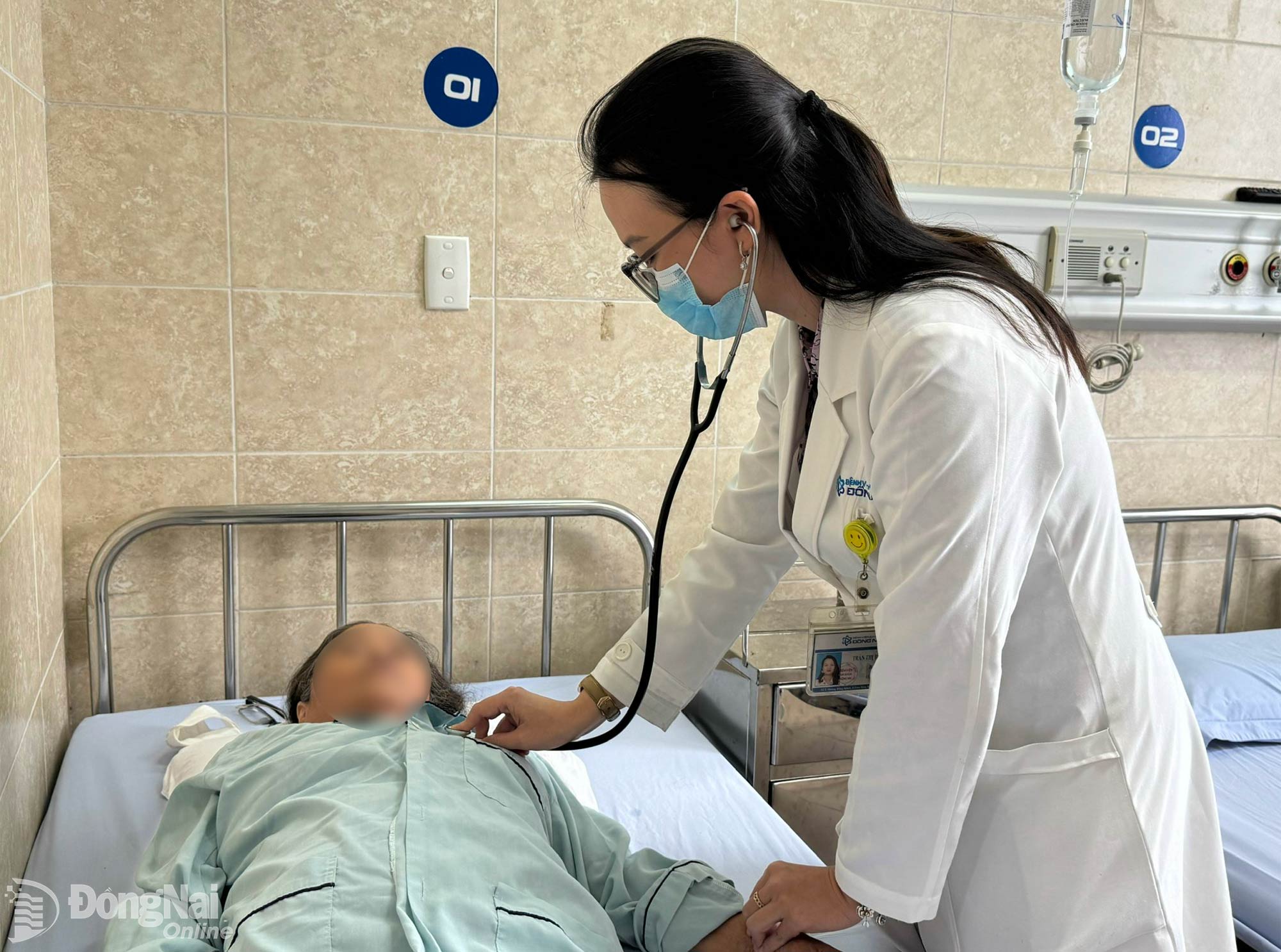 Bác sĩ Bệnh viện Đa khoa Đồng Nai khám bệnh  cho bệnh nhân. Ảnh: Hạnh Dung