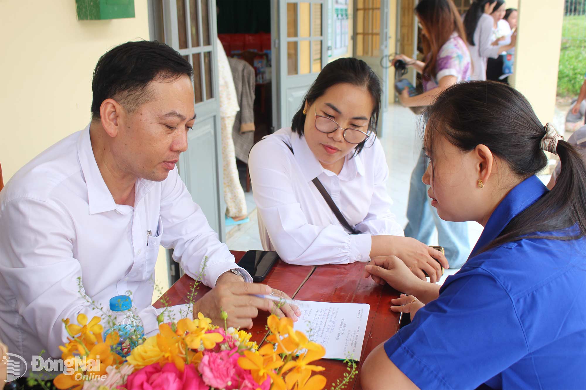 Luật sư Nguyễn Xuân Thanh (bìa trái), Đoàn Luật sư thành phố tư vấn về pháp luật lao động cho đoàn viên thanh niên xã Thọ Sơn.