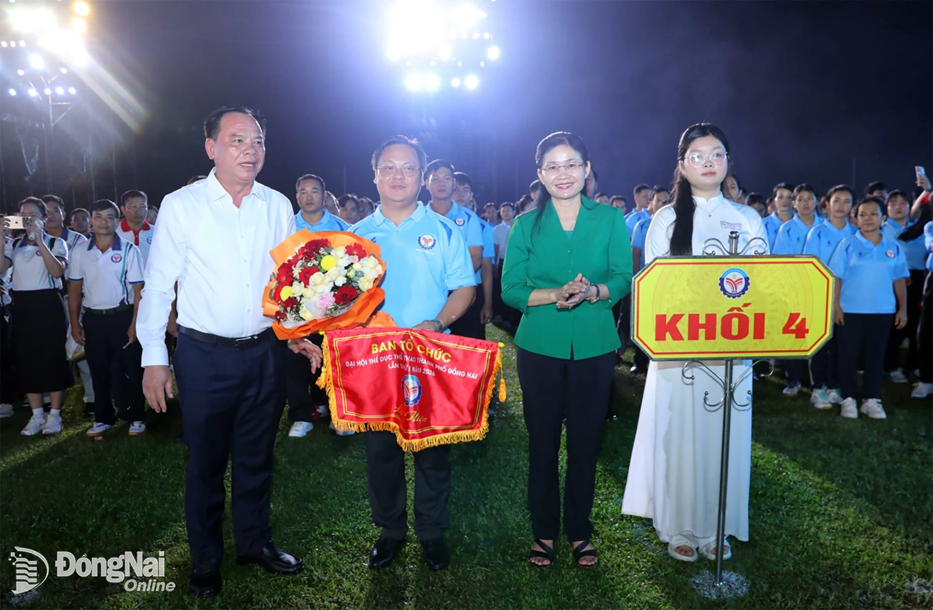 Ton Ngoc Hanh, Member of the Party Central Committee, Permanent Deputy Secretary of the CPC and Chairwoman of the City Peoples Council, and Vo Tan Duc, Deputy Secretary of the CPC, present flowers and commemorative flags to delegations participating in the opening ceremony. Photo: Huy Anh

