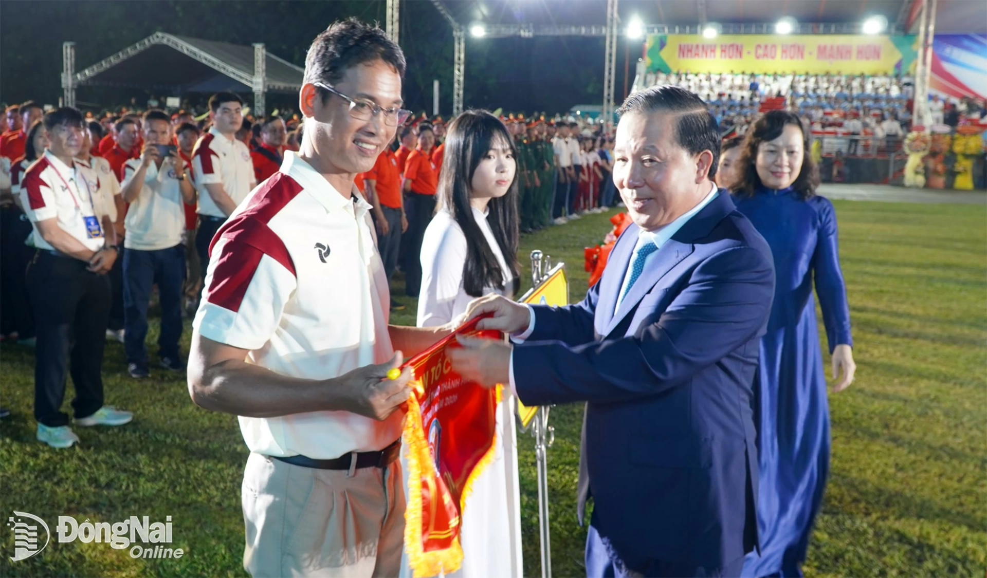 Nguyen Van Ut, Deputy Secretary of the CPC and Chairman of the City Peoples Committee, presents commemorative flags to delegations participating in the opening ceremony. Photo: Thanh Nhan

