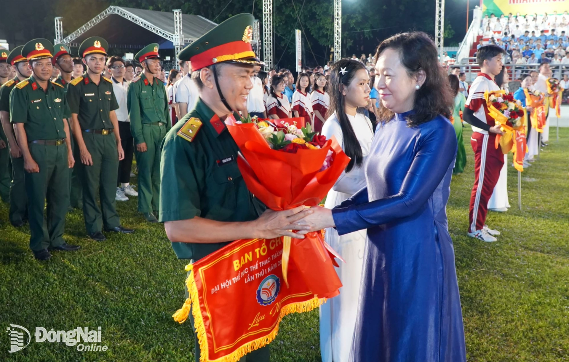Huynh Thi Hang, Deputy Secretary of the CPC and Chairwoman of the City Vietnam Fatherland Front Committee, presents flowers to delegations participating in the opening ceremony. Photo: Thanh Nhan

