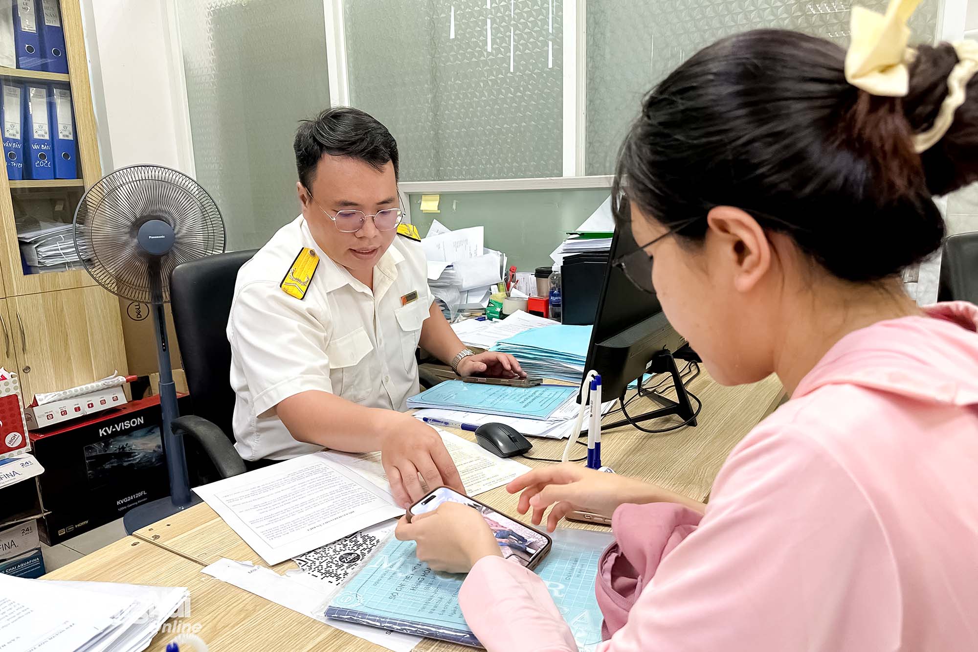 Cán bộ Thuế cơ sở 3  hướng dẫn thủ tục thuế cho người dân.