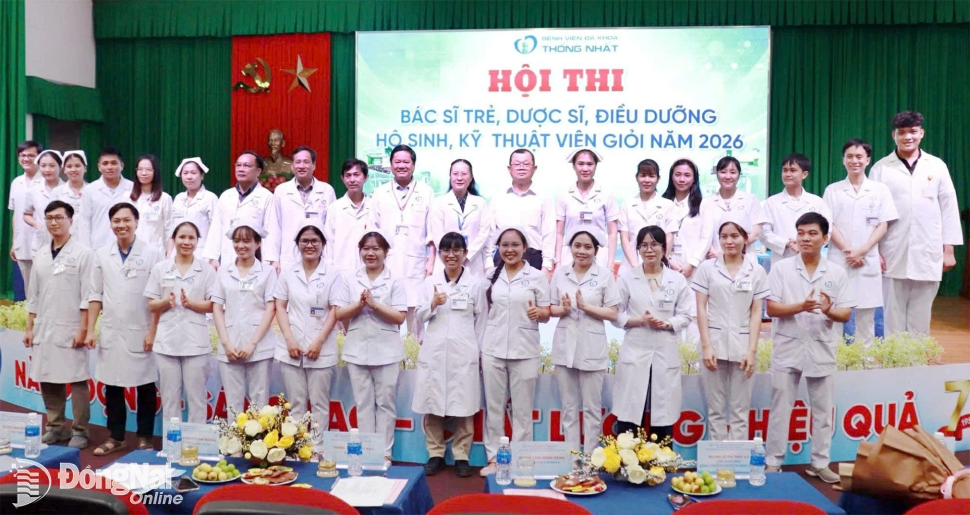 Thạc sĩ Huỳnh Tú Anh, Phó Chủ tịch Hiệp hội Điều dưỡng Việt Nam, Chủ tịch Hội Điều dưỡng thành phố Đồng Nai và Ban giám đốc bệnh viện chụp hình lưu niệm cùng 24 thí sinh. Ảnh: Thanh Tú
