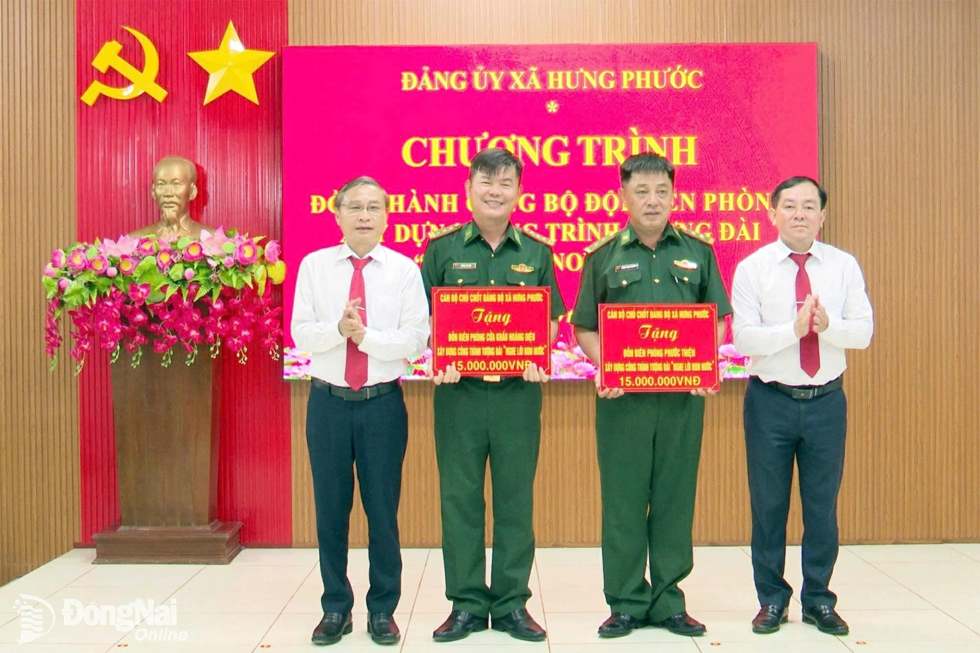 Đại diện lãnh đạo xã Hưng Phước trao bảng tượng trưng hỗ trợ xây dựng công trình Tượng đài “Nghe lời non nước” tại 2 đồn biên phòng. Ảnh: Đức Dũng
