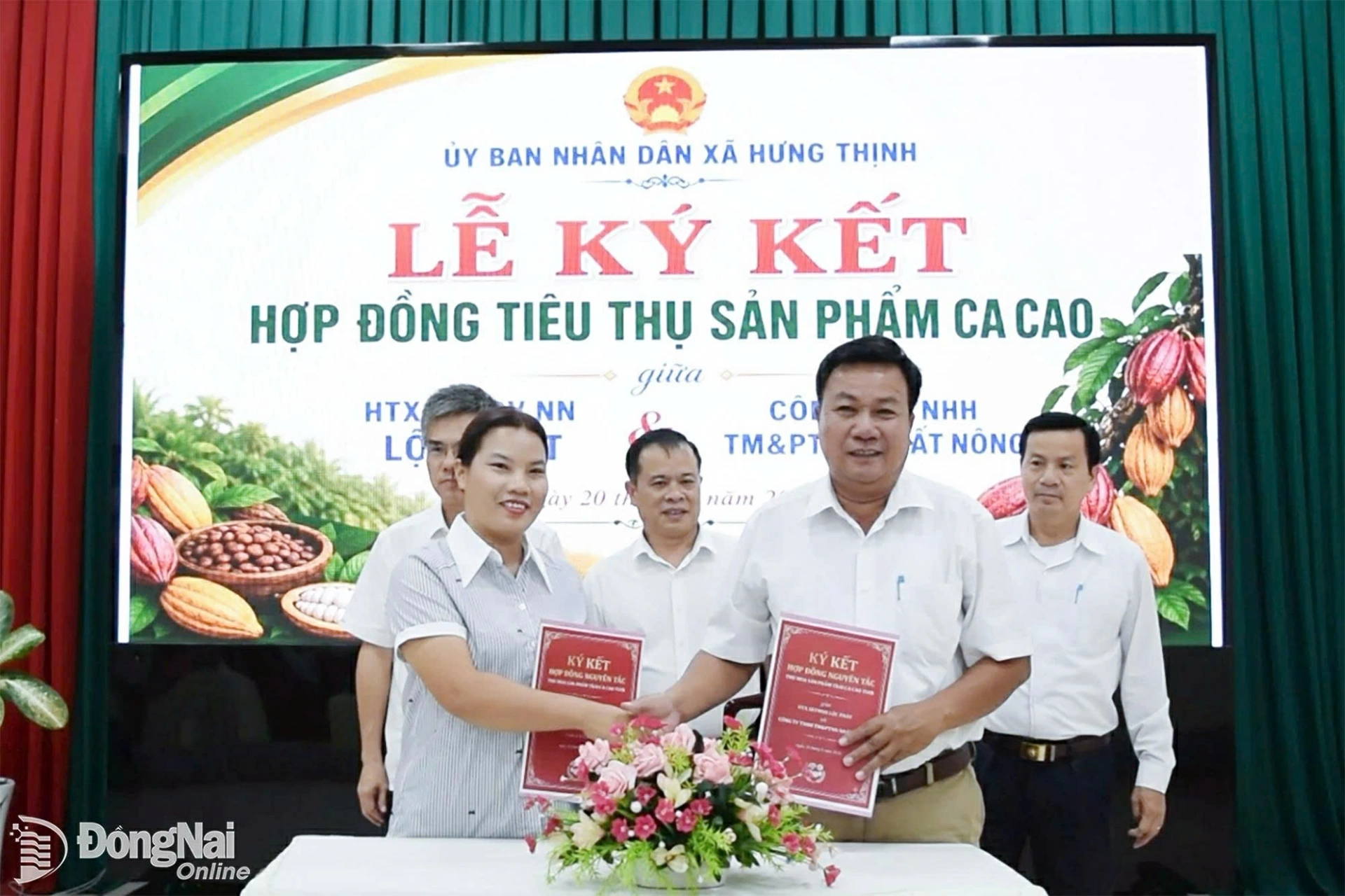 Lễ ký kết hợp đồng tiêu thụ sản phẩm ca cao trên địa bàn xã Hưng Thịnh. Ảnh: Phan Trí
