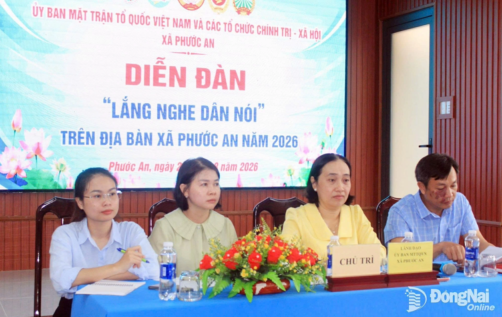 Các đại biểu chủ trì diễn đàn. Ảnh: Đoàn Mai
