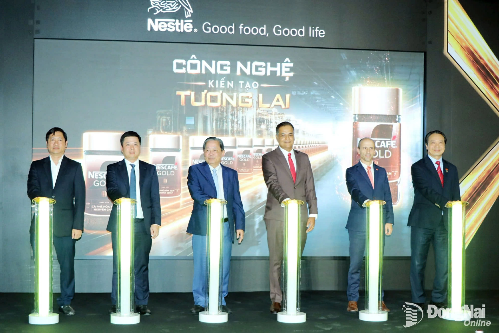 Delegates perform the inauguration ceremony for the new glass-jar soluble coffee packaging line. Photo: Vuong The