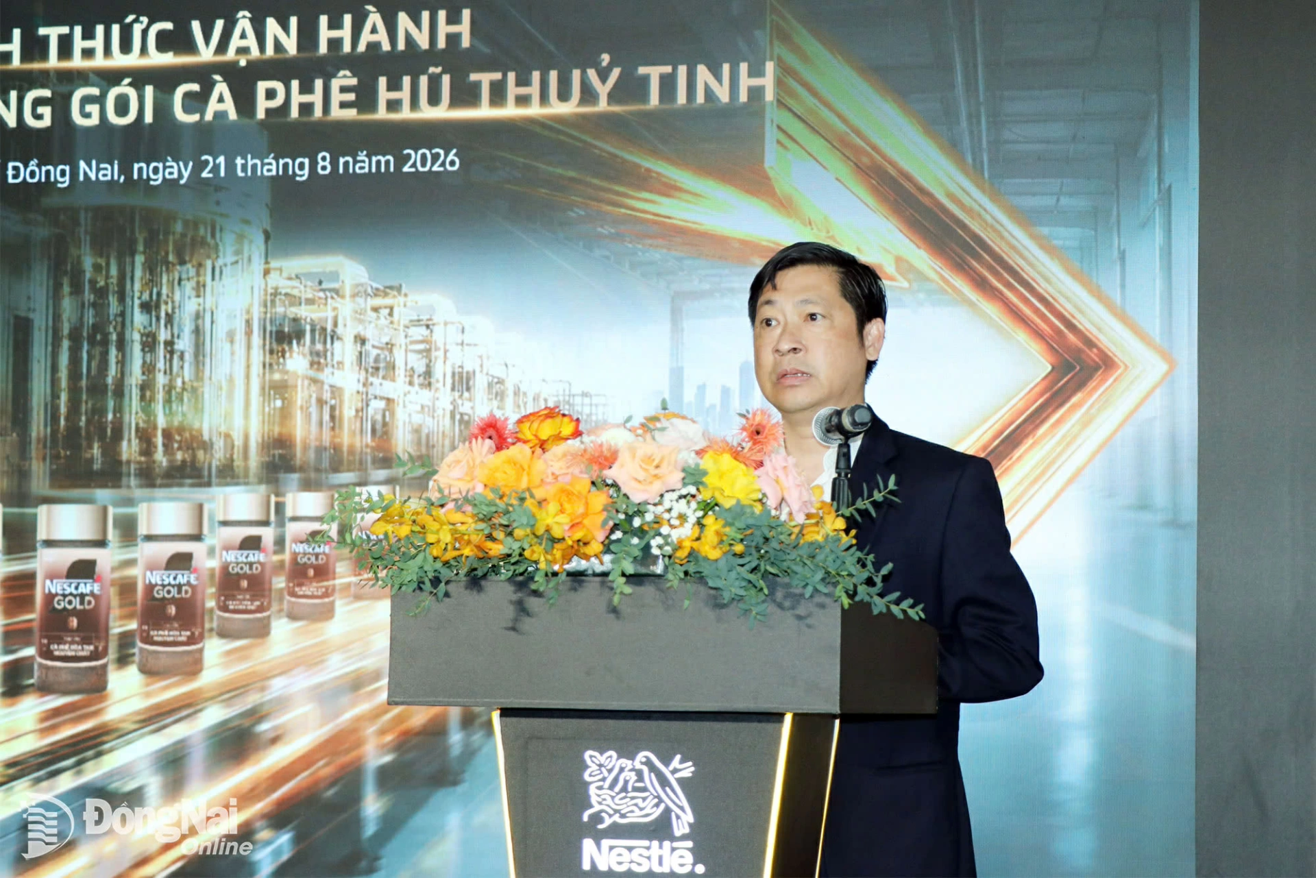 Pham Viet Phuong, Deputy Head in charge of the Dong Nai Industrial Parks and Economic Zones Authority, delivers remarks congratulating the company. Photo: Vuong The