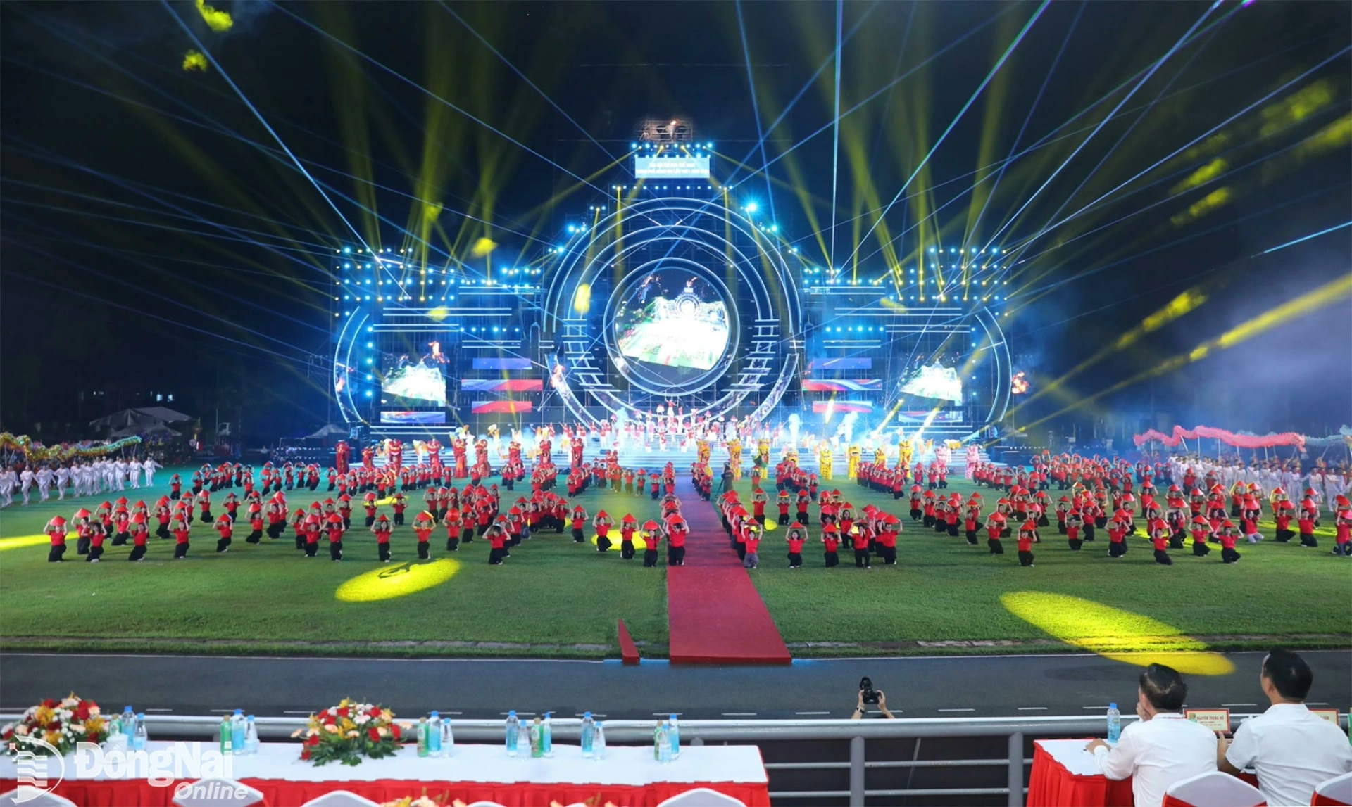 Unique artistic performances leave a strong impression on the audience. Photo: Huy Anh


