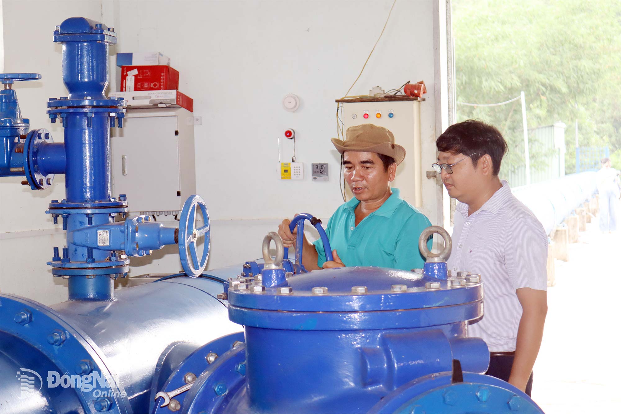 Nhân viên kỹ thuật kiểm tra hệ thống máy bơm nước thô từ hồ Trị An về nhà máy xử lý nước sạch cấp cho các khu vực phía Đông thành phố Đồng Nai. Ảnh: Ban Mai