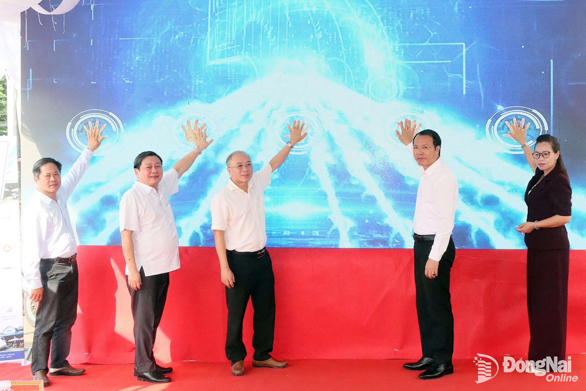 Các đại biểu thực hiện nghi thức công bố mô hình Chợ thông minh chính thức hoạt động. Ảnh: Quang Minh