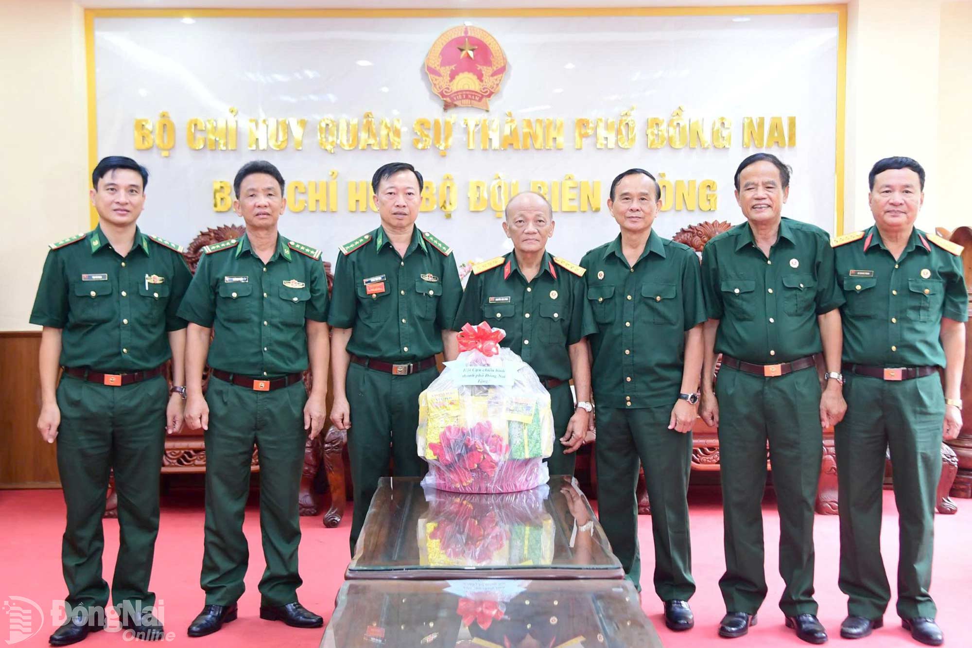Thường trực Hội Cựu Chiến binh thành phố tặng quà Ban Chỉ huy Bộ đội Biên phòng thành phố. Ảnh: Tú Trịnh