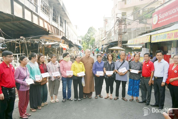 Hội Chữ thập đỏ thành phố Đồng Nai trao 50 triệu đồng hỗ trợ các tiểu thương bị thiệt hại do vụ cháy Trung tâm Thương mại Biên Hòa