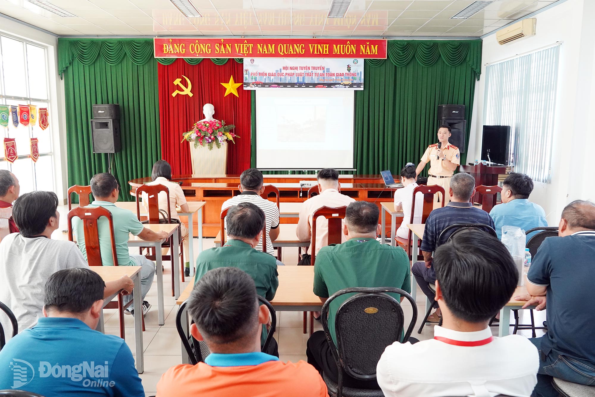 Toàn cảnh buổi tuyên truyền pháp luật về trật tự, an toàn giao thông cho các đơn vị vận tải và tài xế tại Bến xe Đồng Nai, phường Tam Hiệp. Ảnh: Mộc Miên