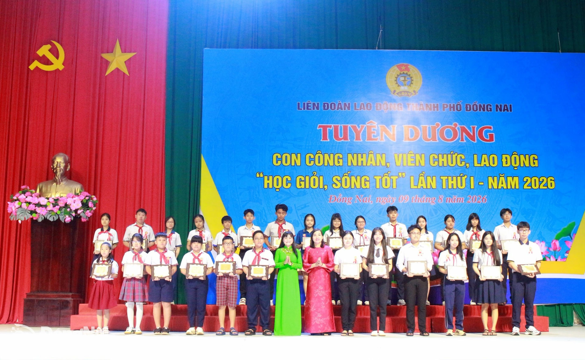 Students are honored under the “Good at Studies, Good in Life” program in Trang Bom ward. Photo: N. Hoa

