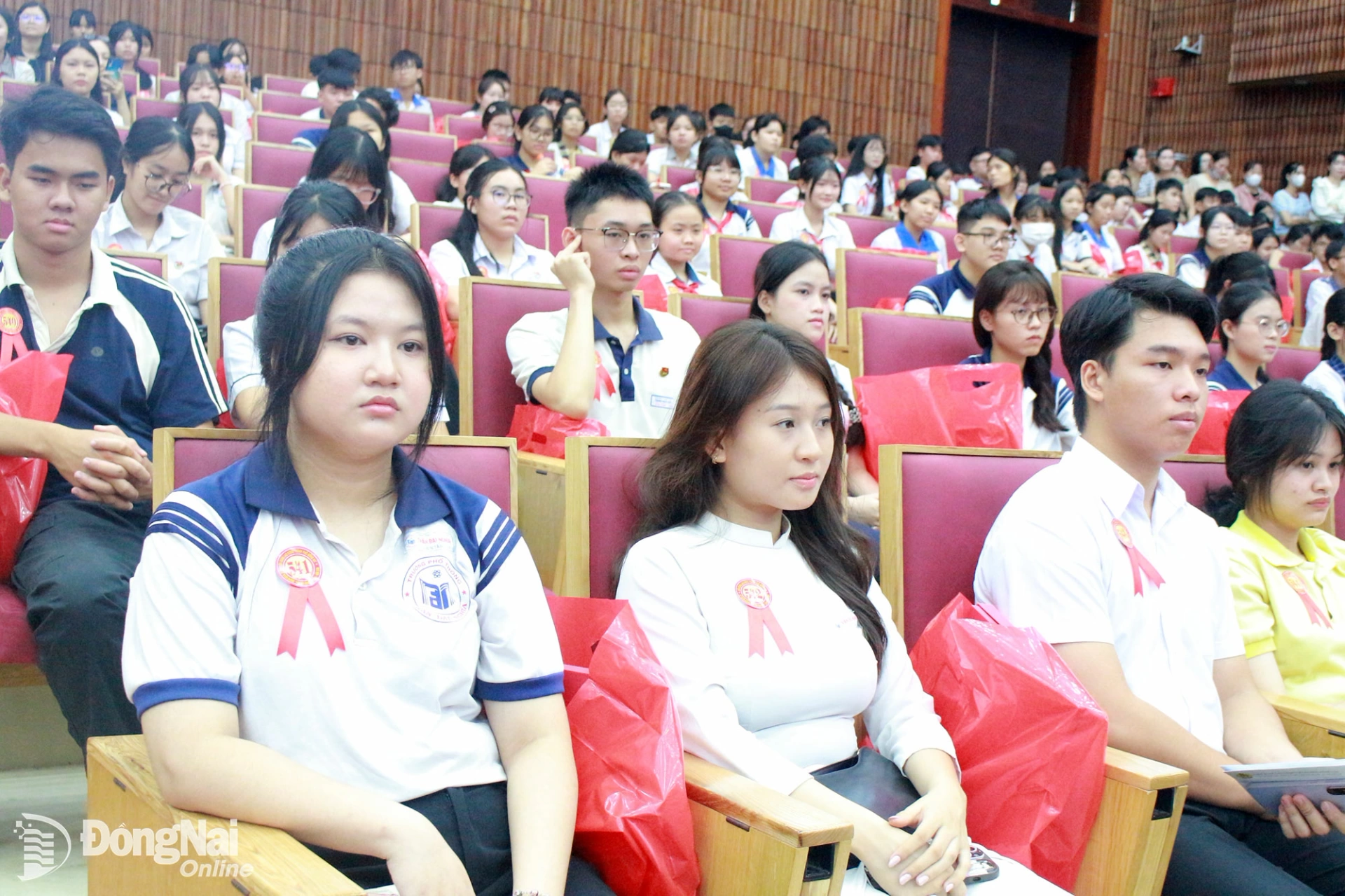 Students attend the ceremony in Trang Bom ward. Photo: N. Hoa

