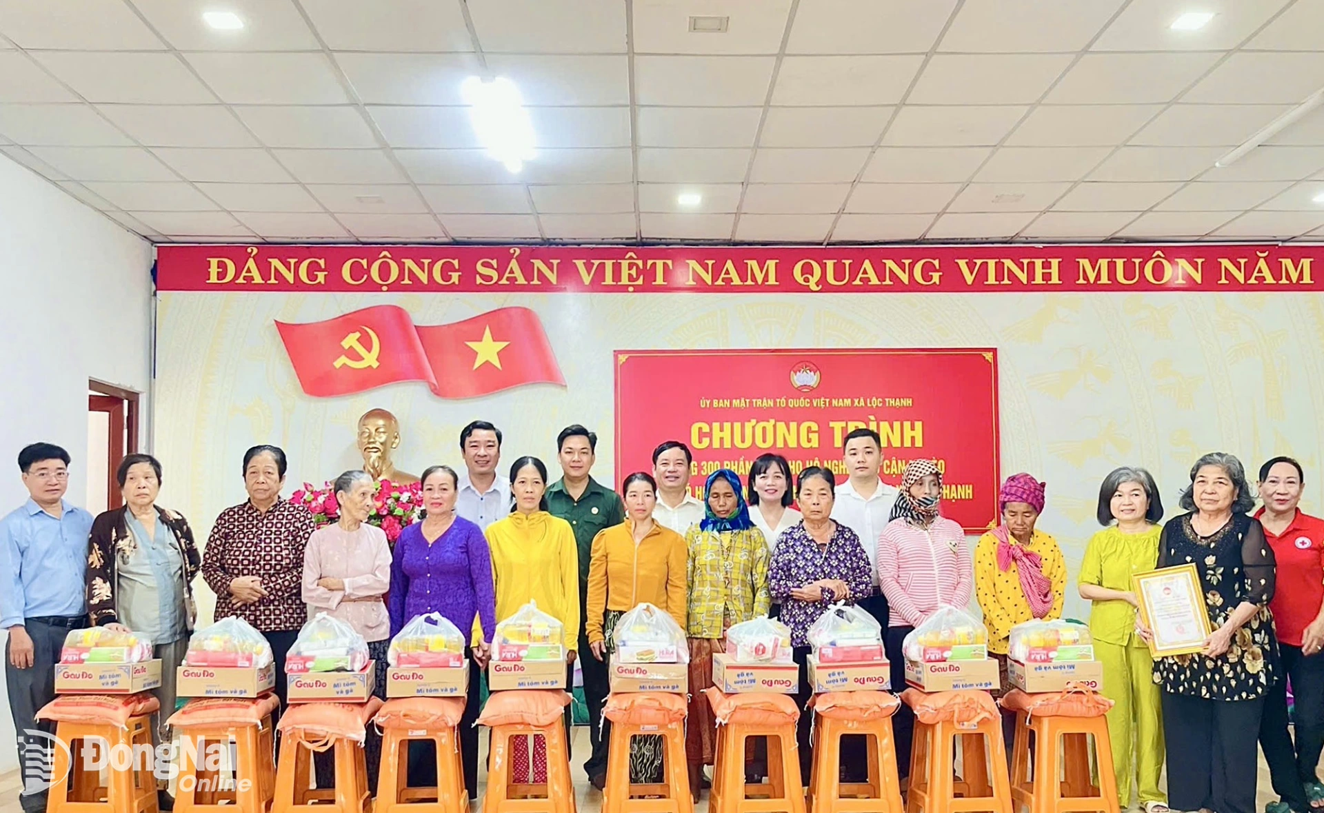 Lãnh đạo xã Lộc Thạnh cùng nhà tài trợ trao quà cho hộ nghèo, cận nghèo, có hoàn cảnh khó khăn trên địa bàn xã. Ảnh: Hoàng Thái