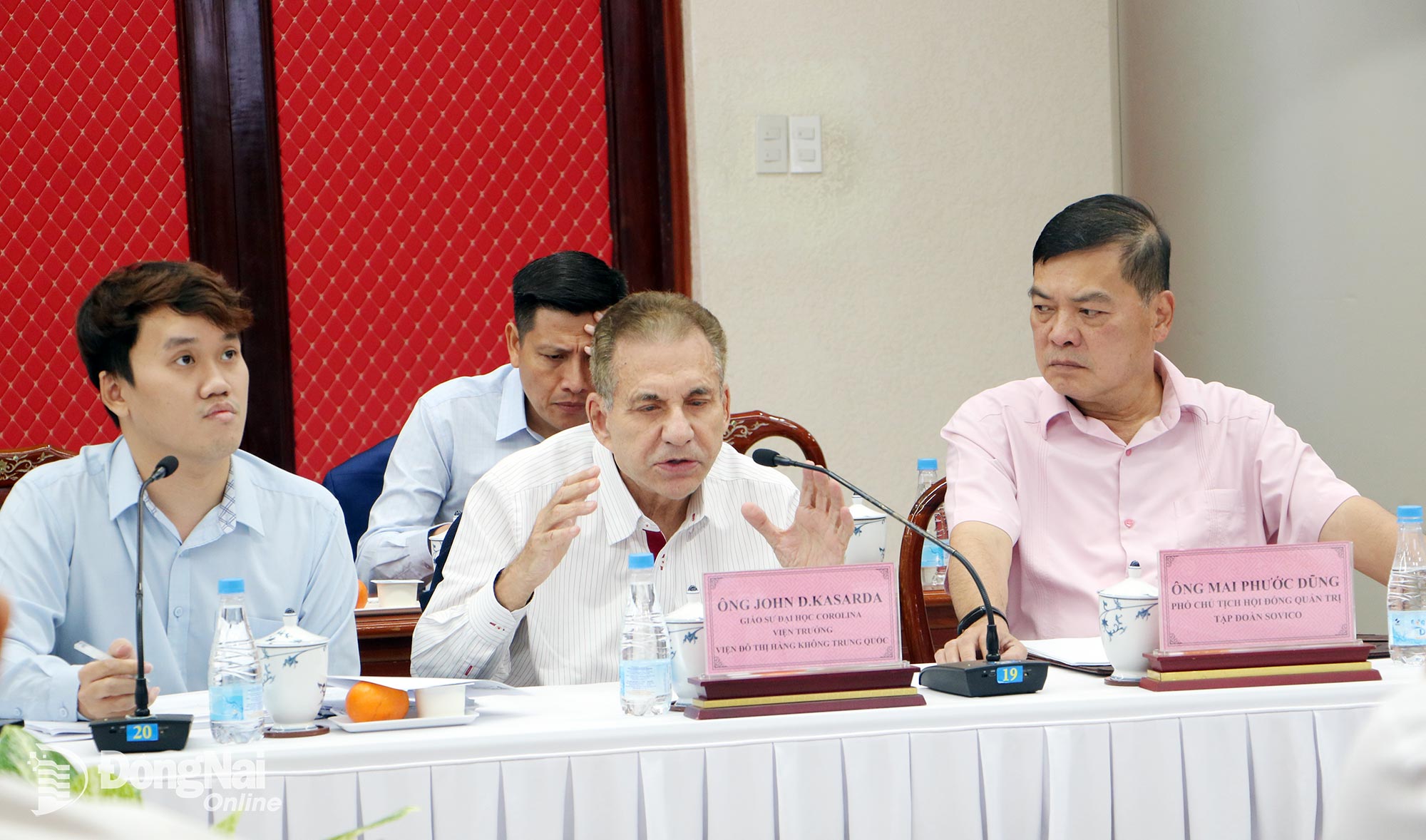 Dr. John D. Kasarda shares his experience in developing the aerotropolis model at the meeting. Photo: Pham Tung

