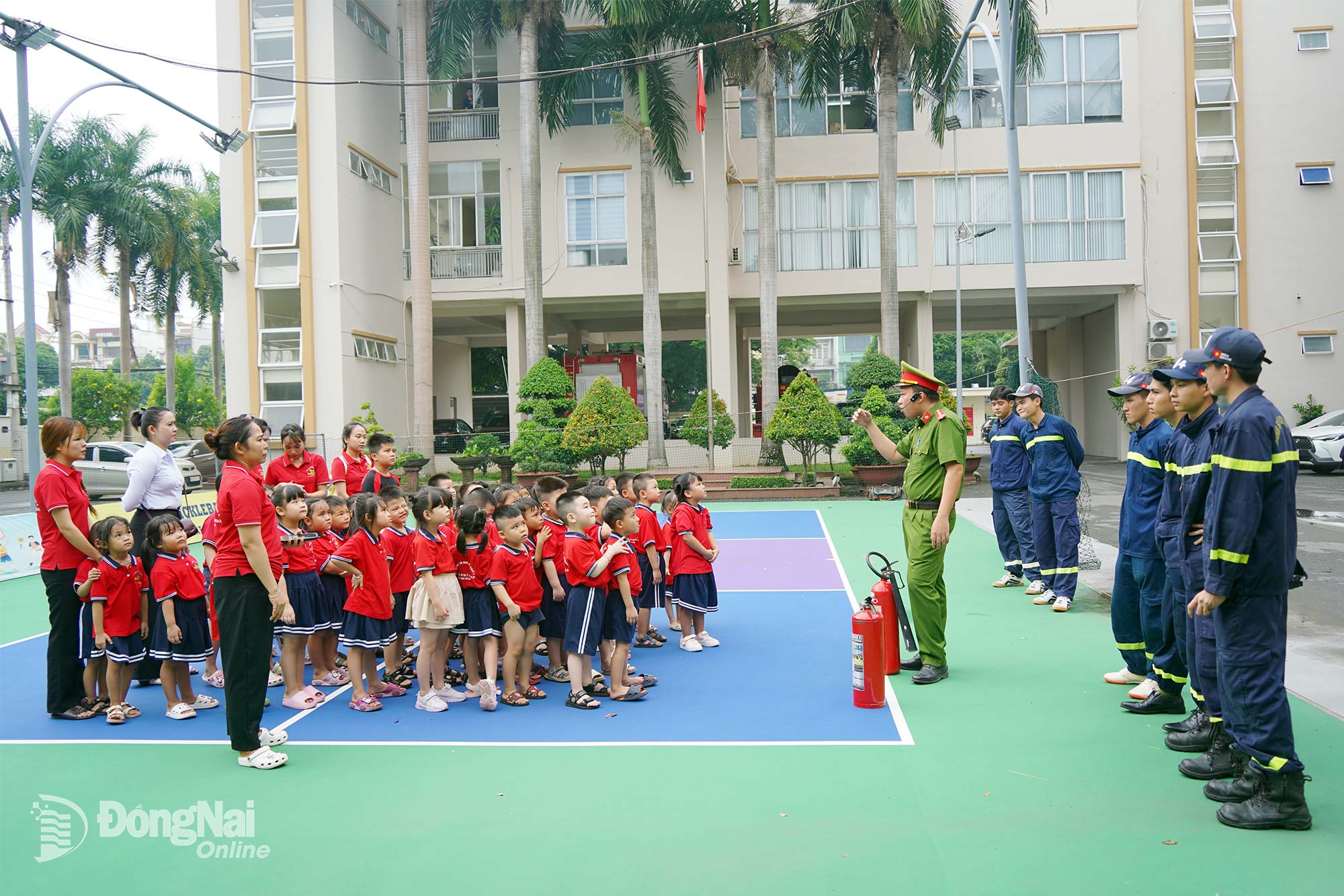 Các em nhỏ Trường mầm non Bé Ngoan 4 (phường Long Bình) trải nghiệm, tìm hiểu những kiến thức kỹ năng sống.