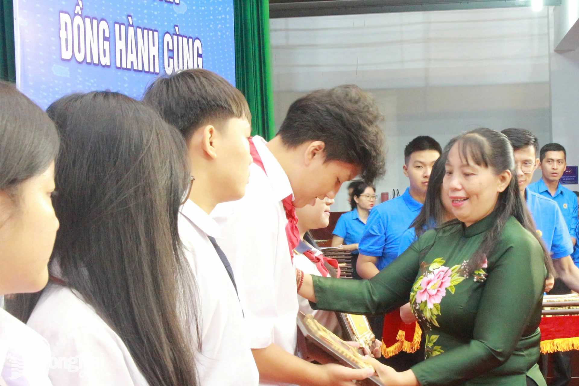 Thành ủy viên, Phó Trưởng ban Tuyên giáo và Dân vận Thành ủy Lê Thị Thái trao khen thưởng cho các em học sinh. Ảnh: N.Hòa