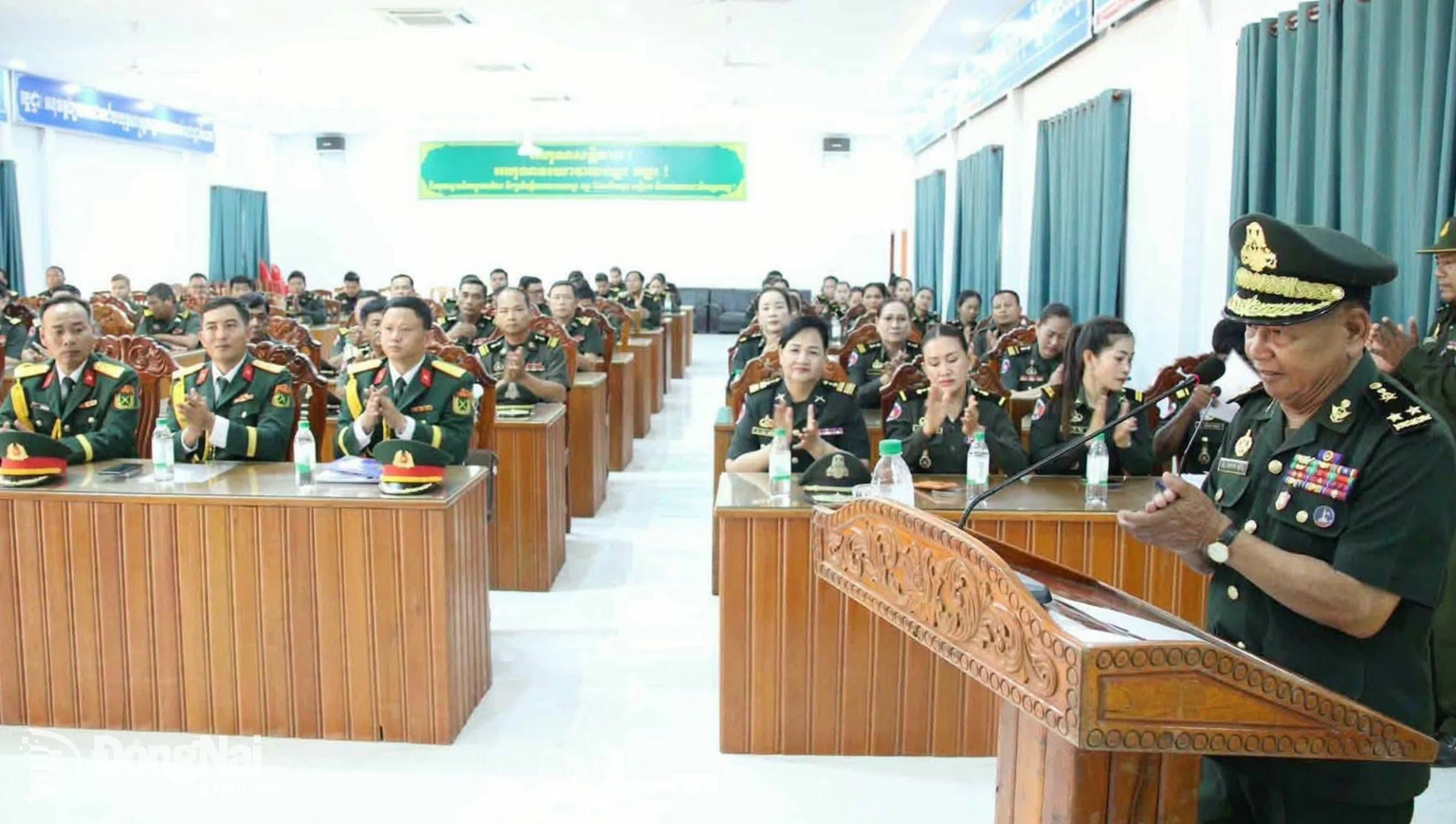 An overview of the order presentation ceremony. Photo: Dinh Than

