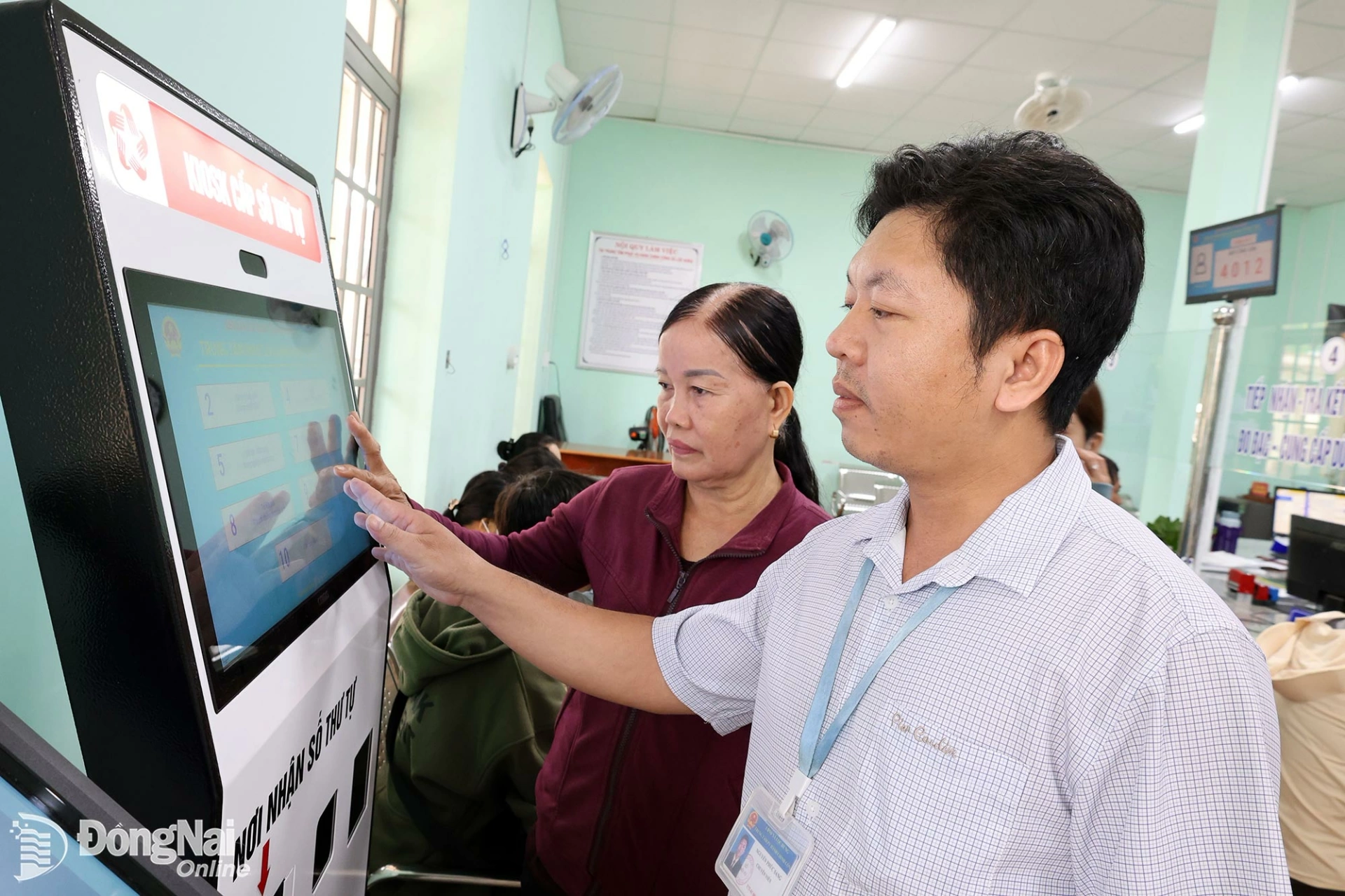Officials at the Loc Hung PASC guide residents through administrative procedures.

