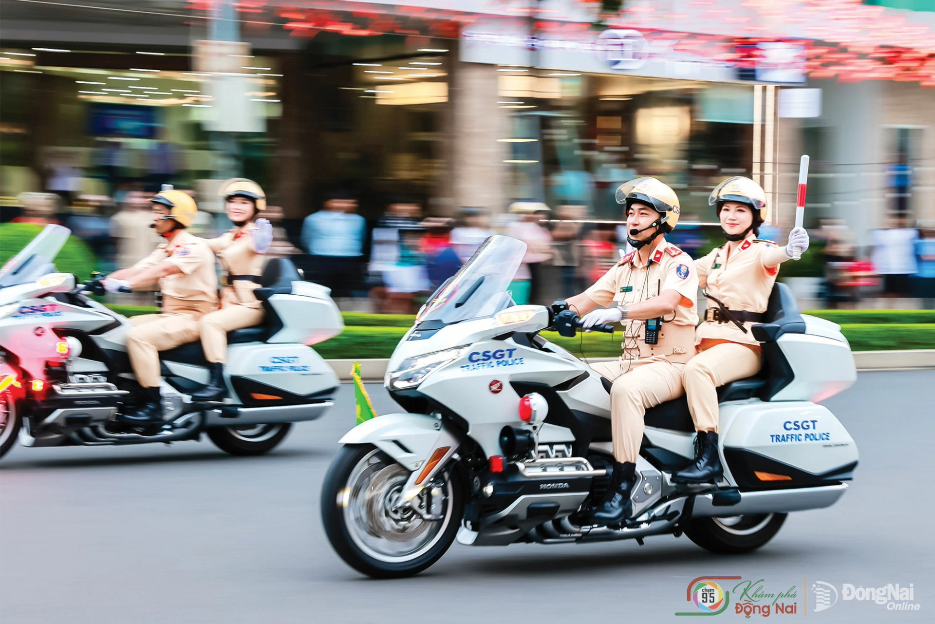 A female traffic officer. Photo: Pham Tan Phat (taken in Tran Bien ward)

