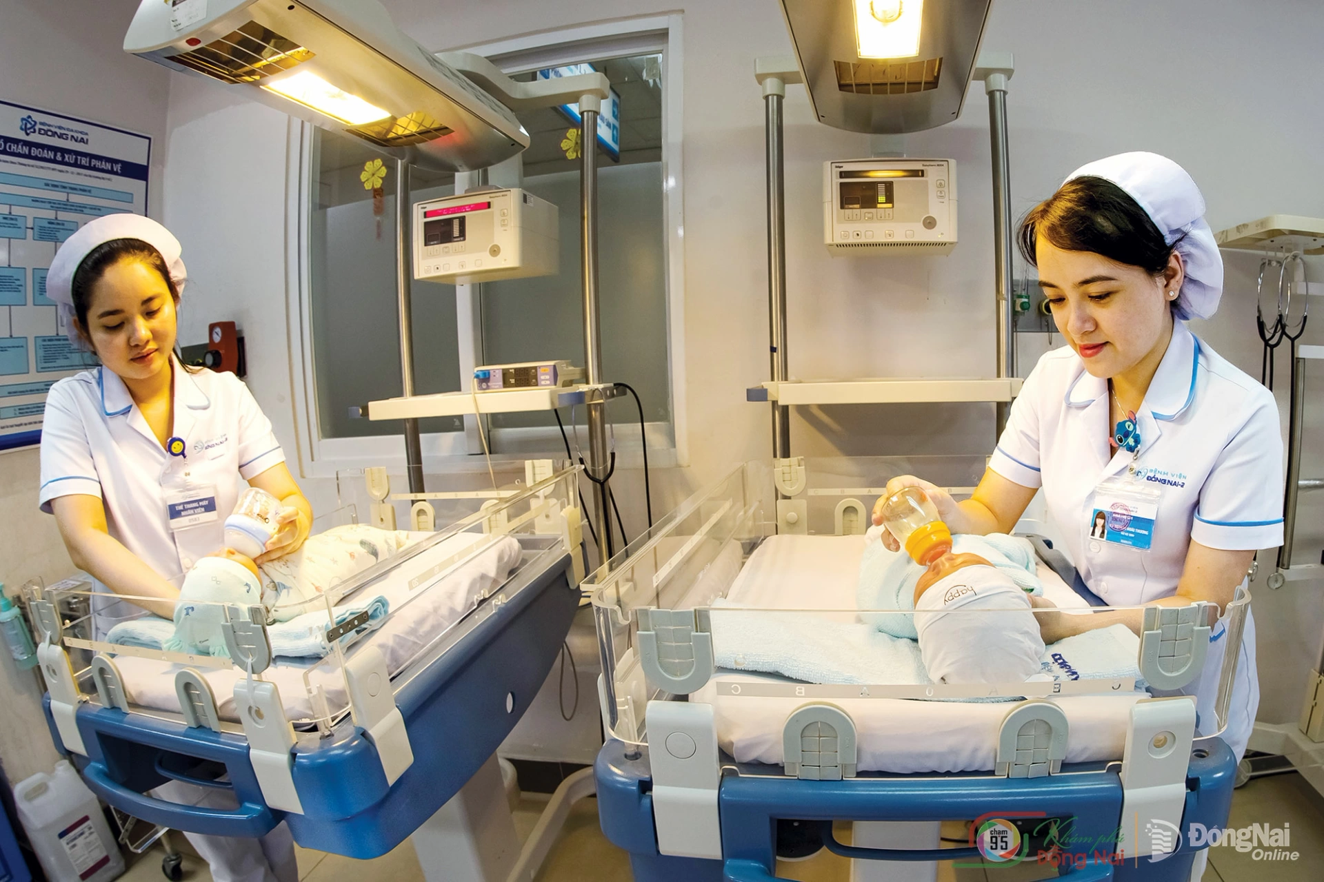Caring. Photo: Trinh Le Hoai (taken in Tran Bien ward)


