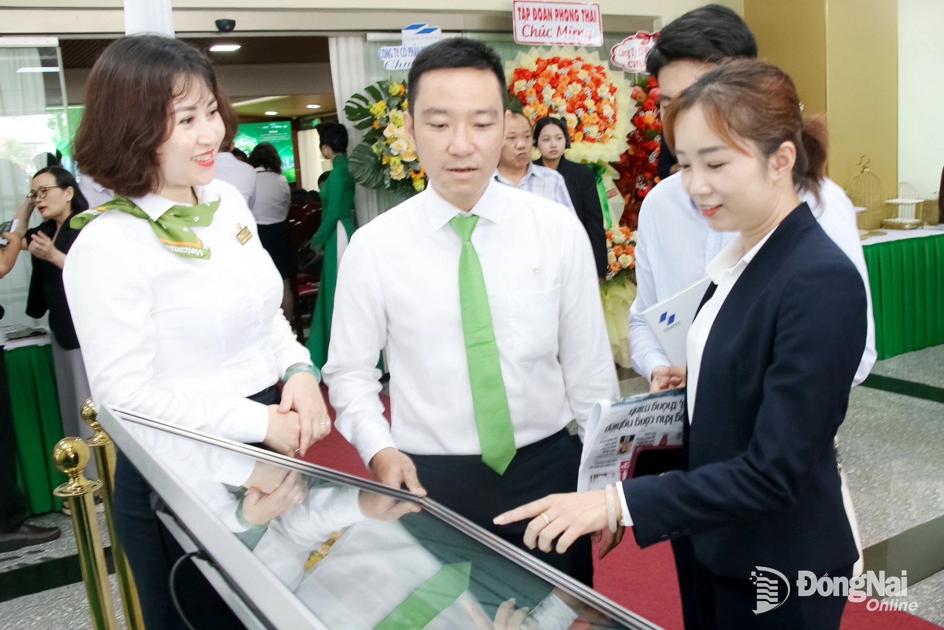 Businesses experience digital financial products at the forum “Developing Smart – Eco Industrial Parks – a Driving Force for Investment Attraction and Green Economic Development in the Southeast Region”, held in late July 2026. Photo: Hai Quan

